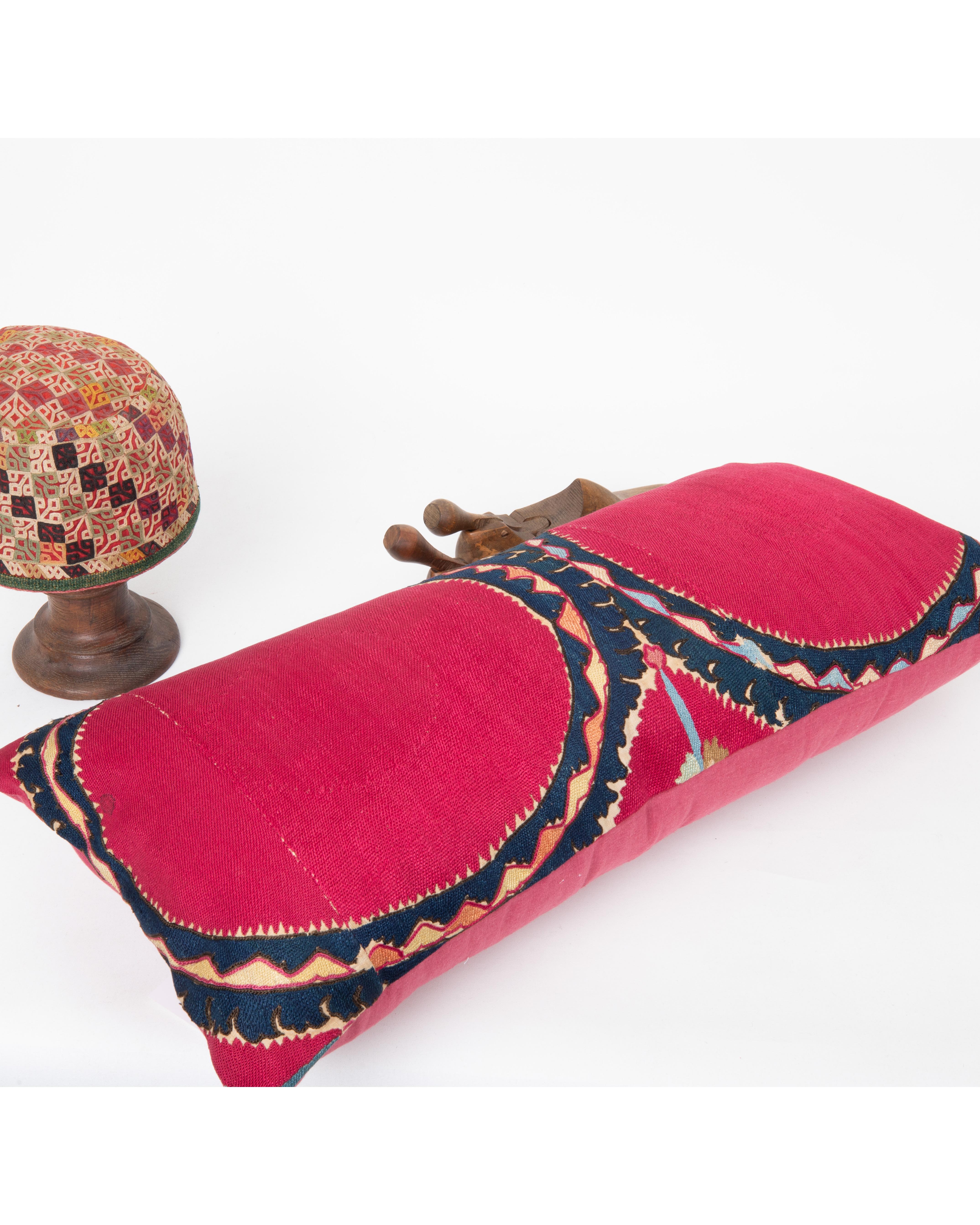 Kissenbezug aus einem antiken Suzani aus Taschkent, Usbekistan (Seide) im Angebot