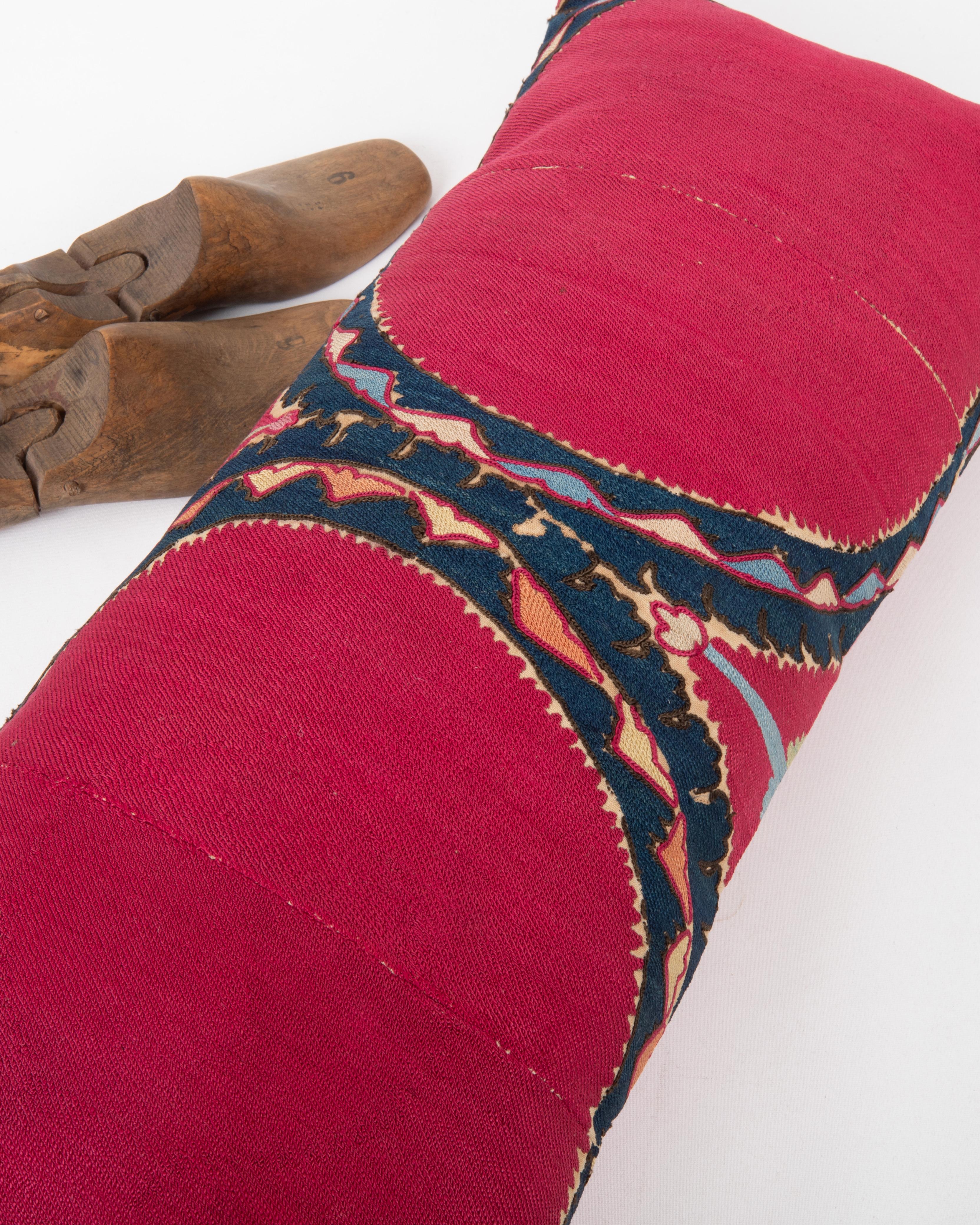 Kissenbezug aus einem antiken Suzani aus Taschkent, Usbekistan (Seide) im Angebot