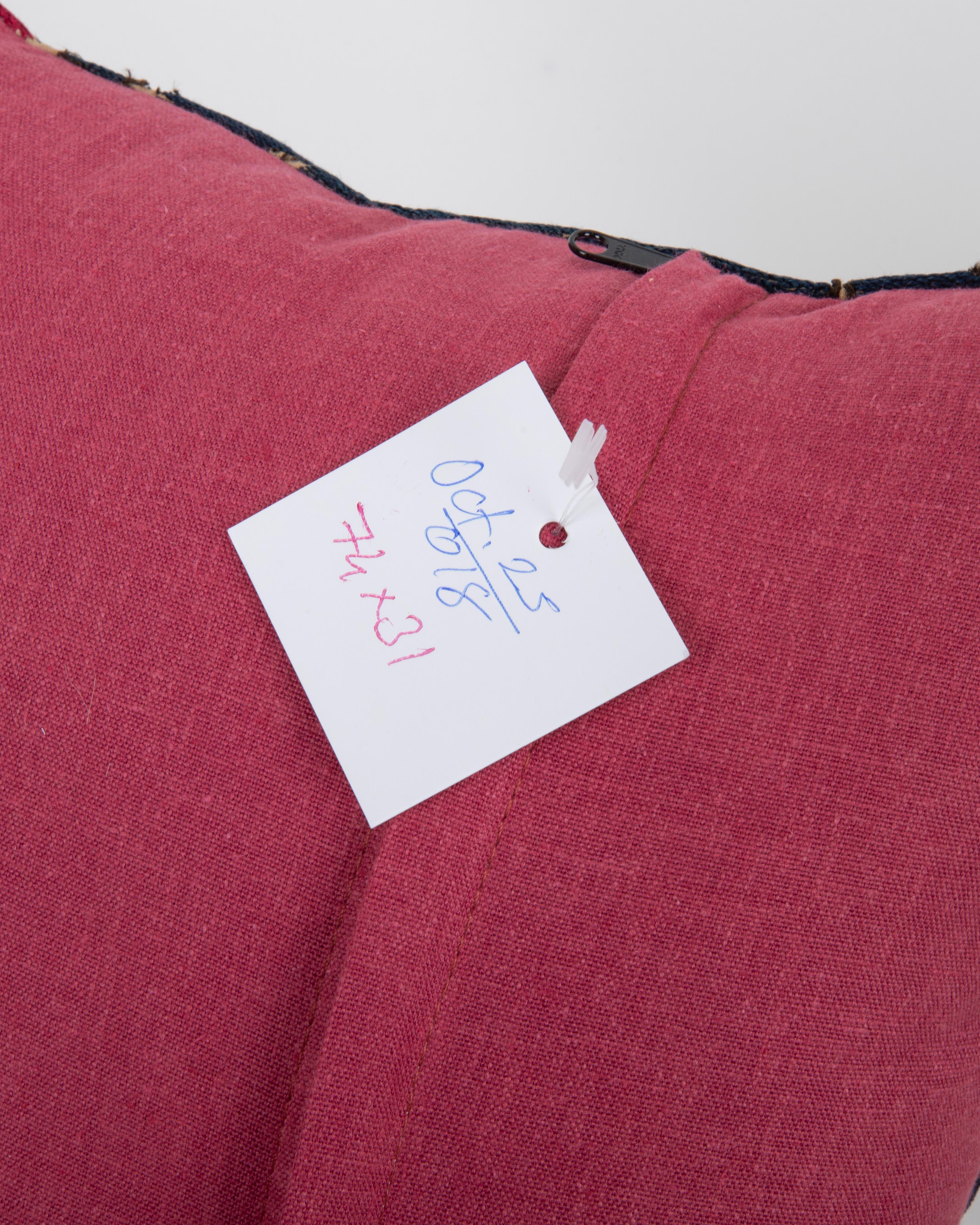 Kissenbezug aus einem antiken Suzani aus Taschkent, Usbekistan (Seide) im Angebot