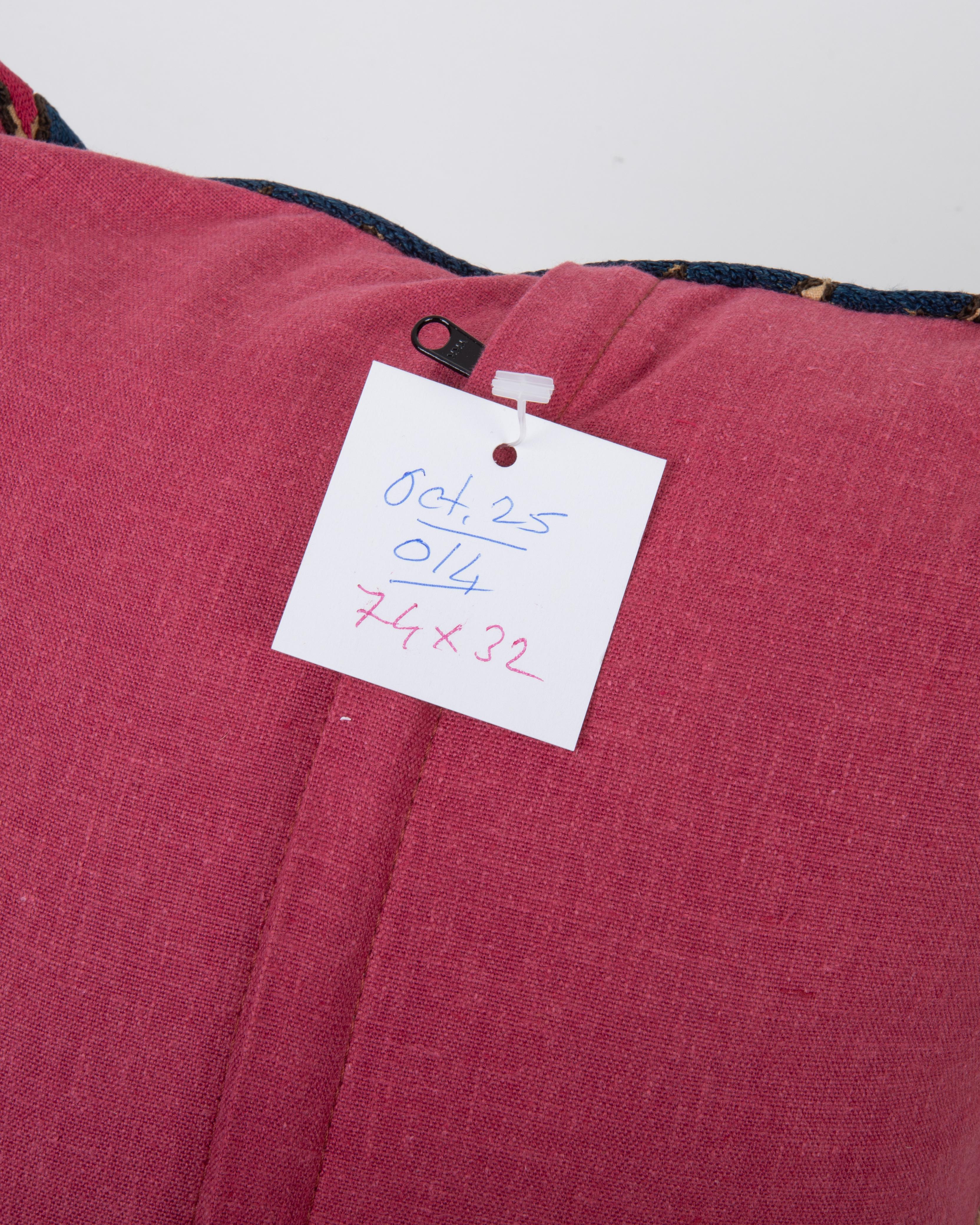 Kissenbezug aus einem antiken Suzani aus Taschkent, Usbekistan im Angebot 1