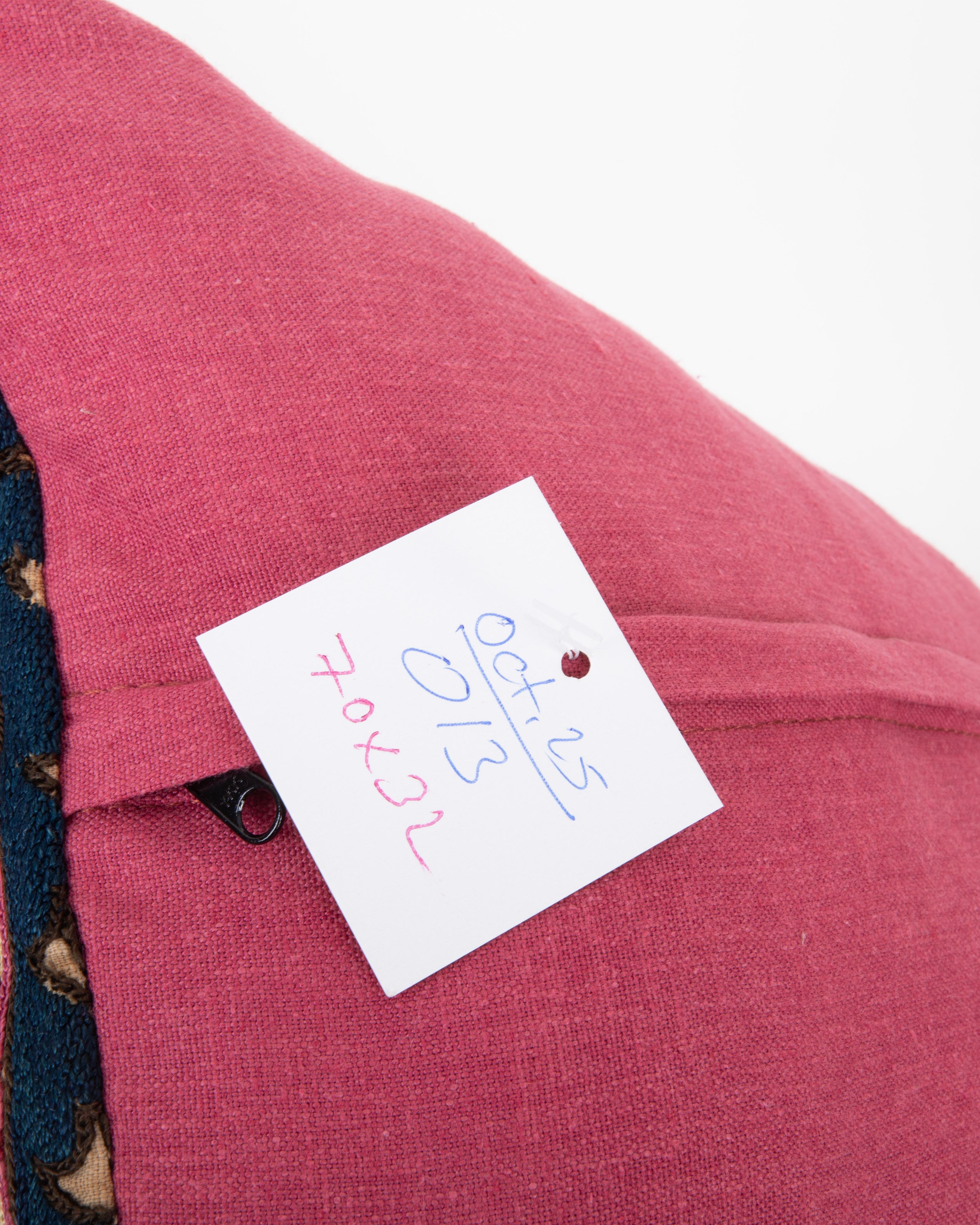 Kissenbezug aus einem antiken Suzani aus Taschkent, Usbekistan im Angebot 1