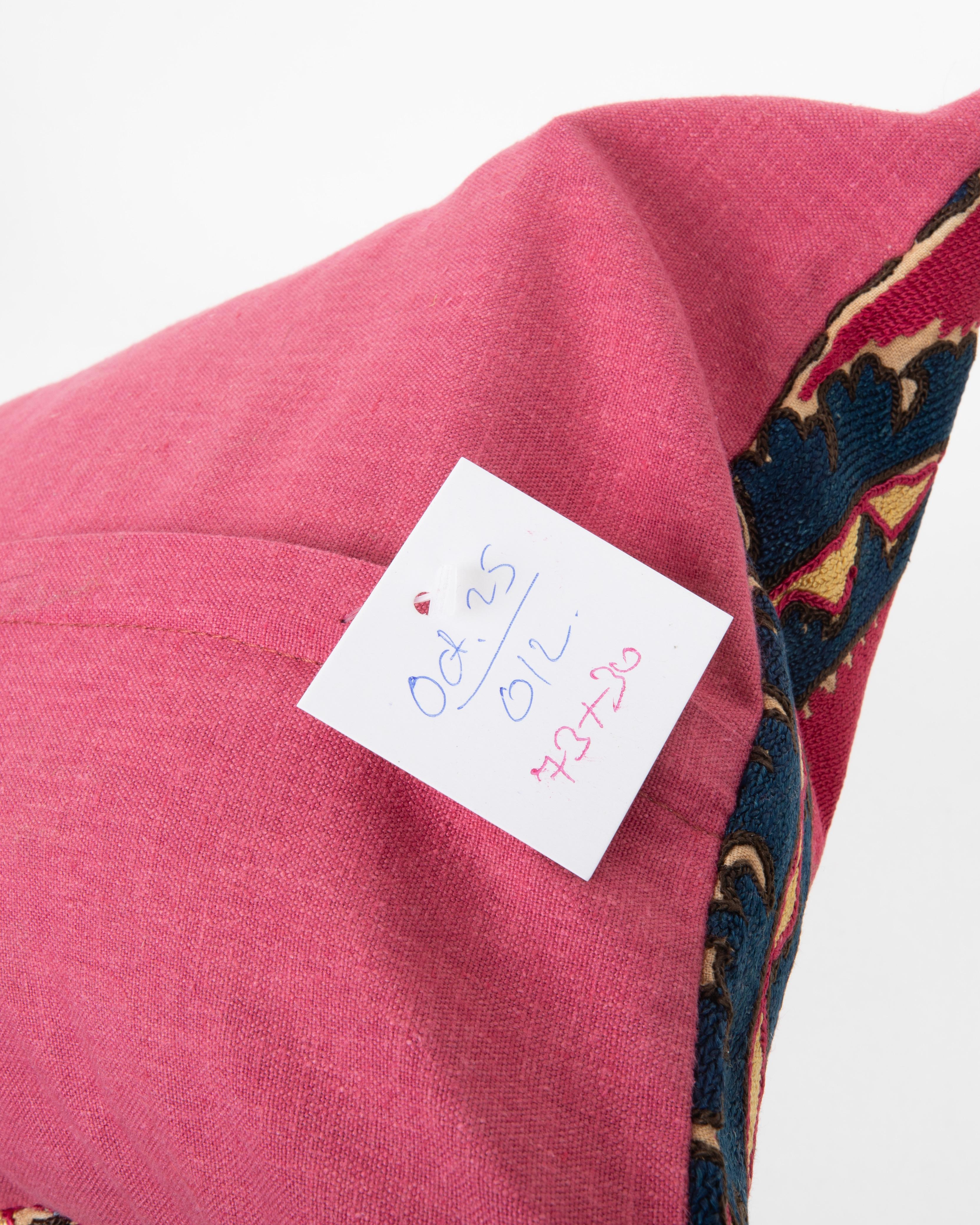 Kissenbezug aus einem antiken Suzani aus Taschkent, Usbekistan im Angebot 1