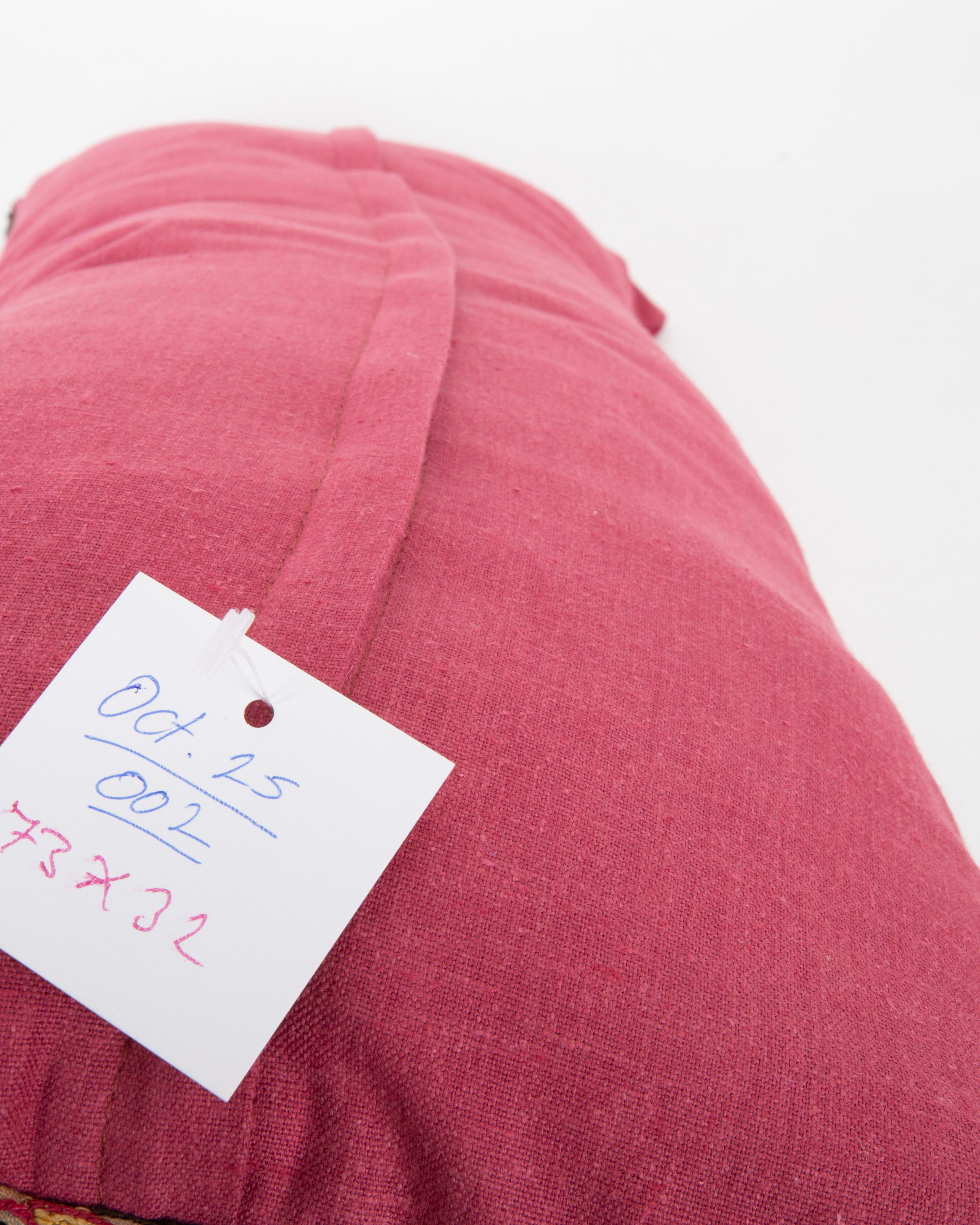 Kissenbezug aus einem antiken Suzani aus Taschkent, Usbekistan im Angebot 1