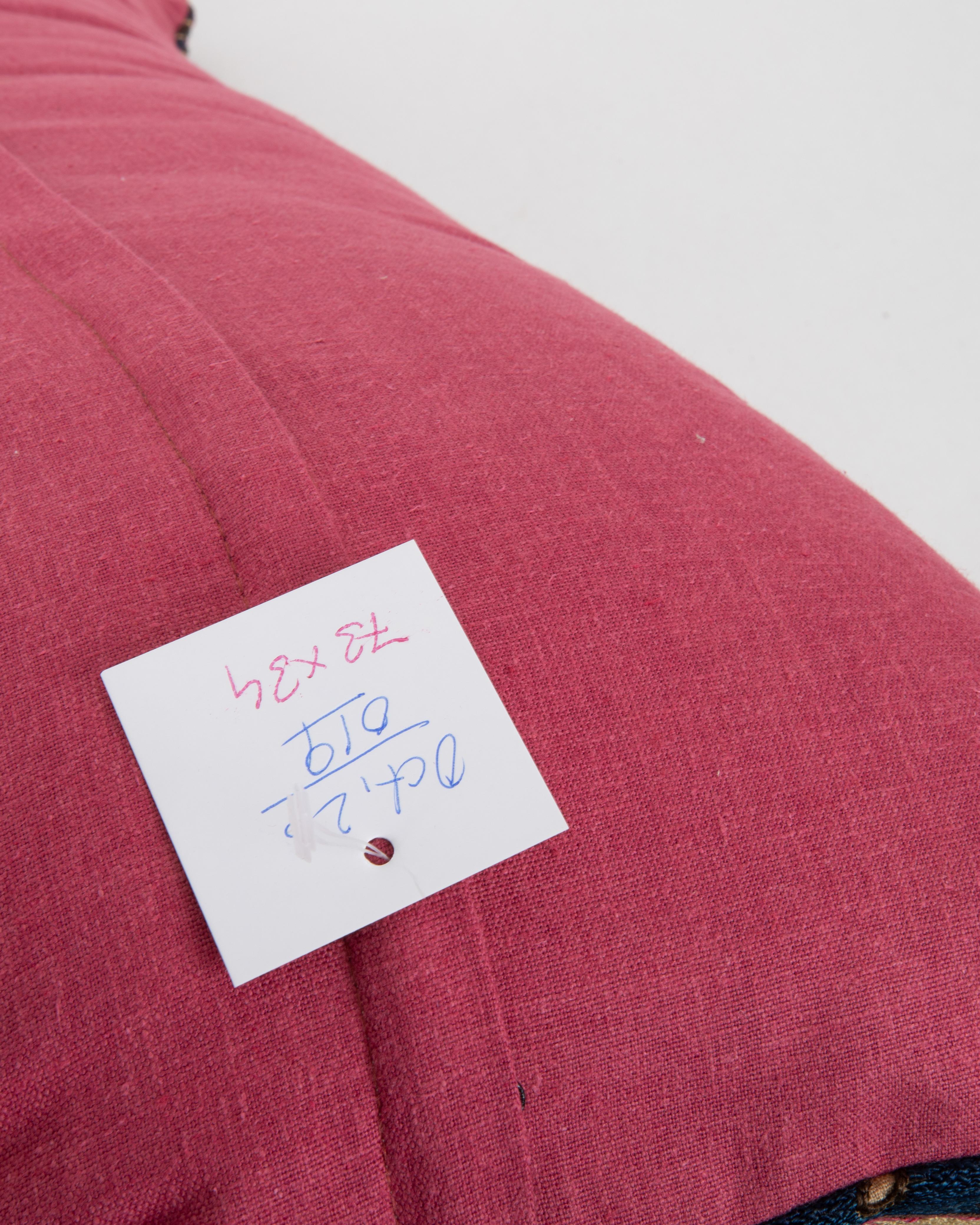 Kissenbezug aus einem antiken Suzani aus Taschkent, Usbekistan im Angebot 1