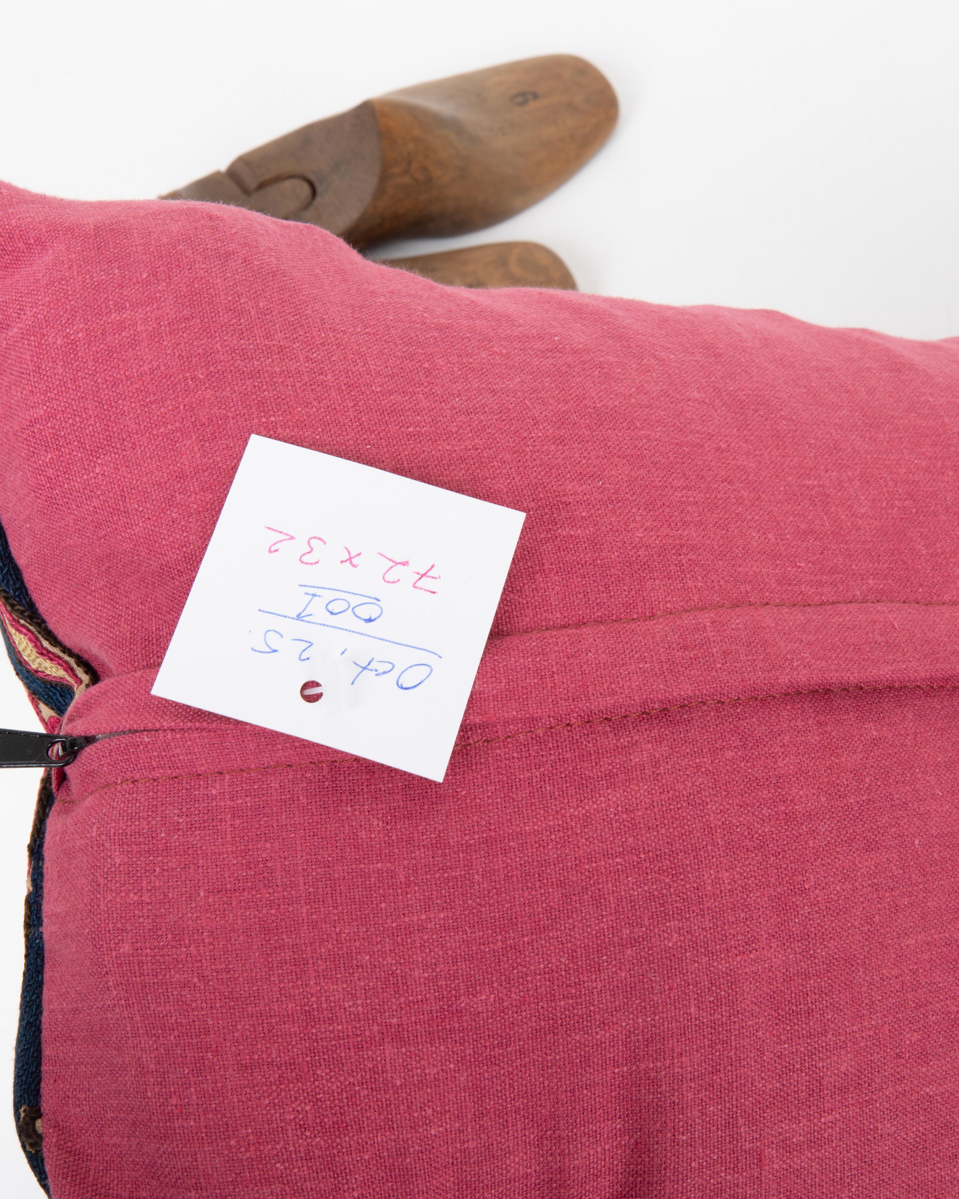 Kissenbezug aus einem antiken Suzani aus Taschkent, Usbekistan im Angebot 1