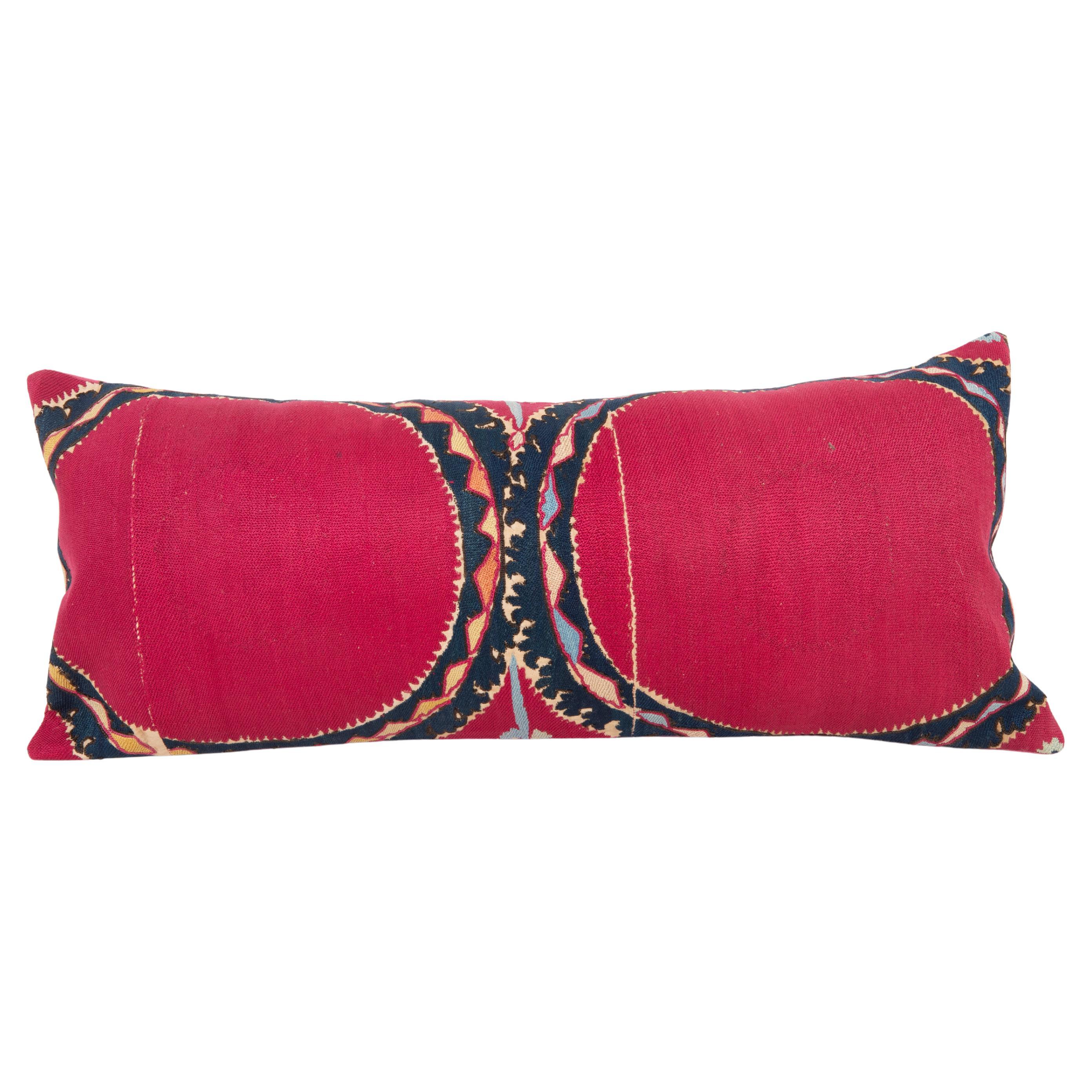 Kissenbezug aus einem antiken Suzani aus Taschkent, Usbekistan im Angebot
