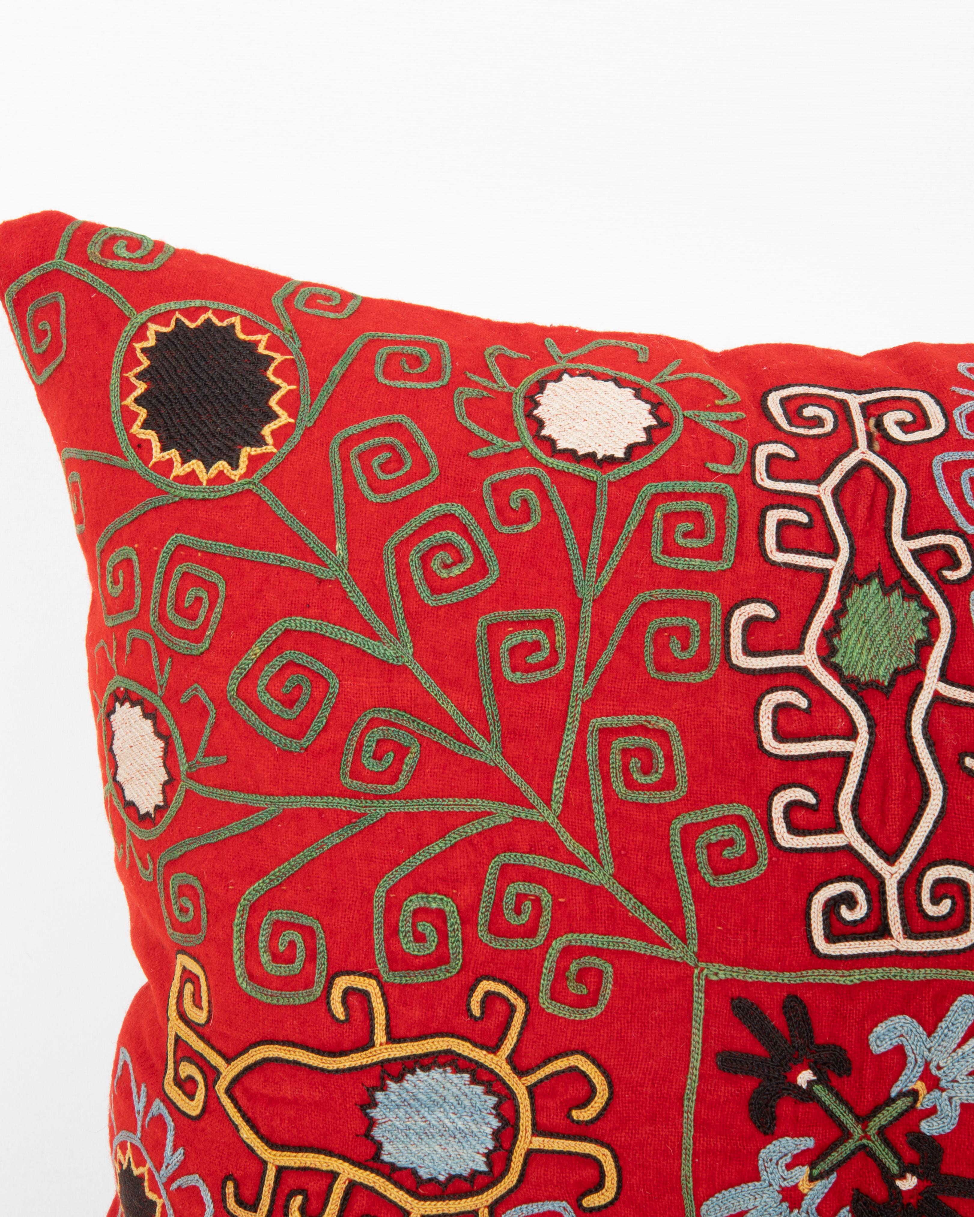Suzani Federa ricavata da un'antica borsa Lakai Mirror dell'Uzbekistan, fine del XIX secolo. in vendita