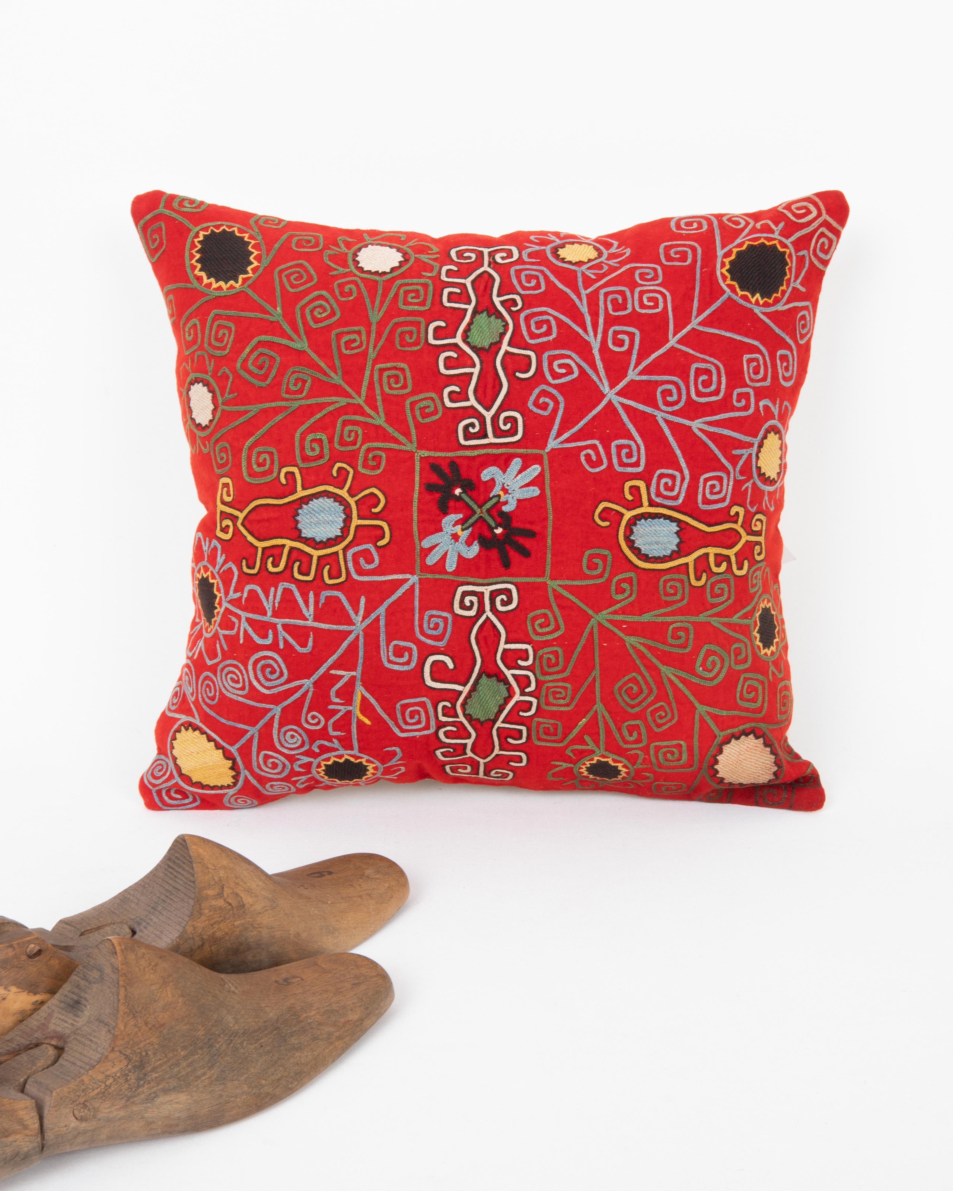 Ricamato Federa ricavata da un'antica borsa Lakai Mirror dell'Uzbekistan, fine del XIX secolo. in vendita