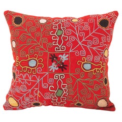 Funda de almohada hecha a partir de una antigua bolsa de espejo Lakai uzbeka , finales del siglo XIX.