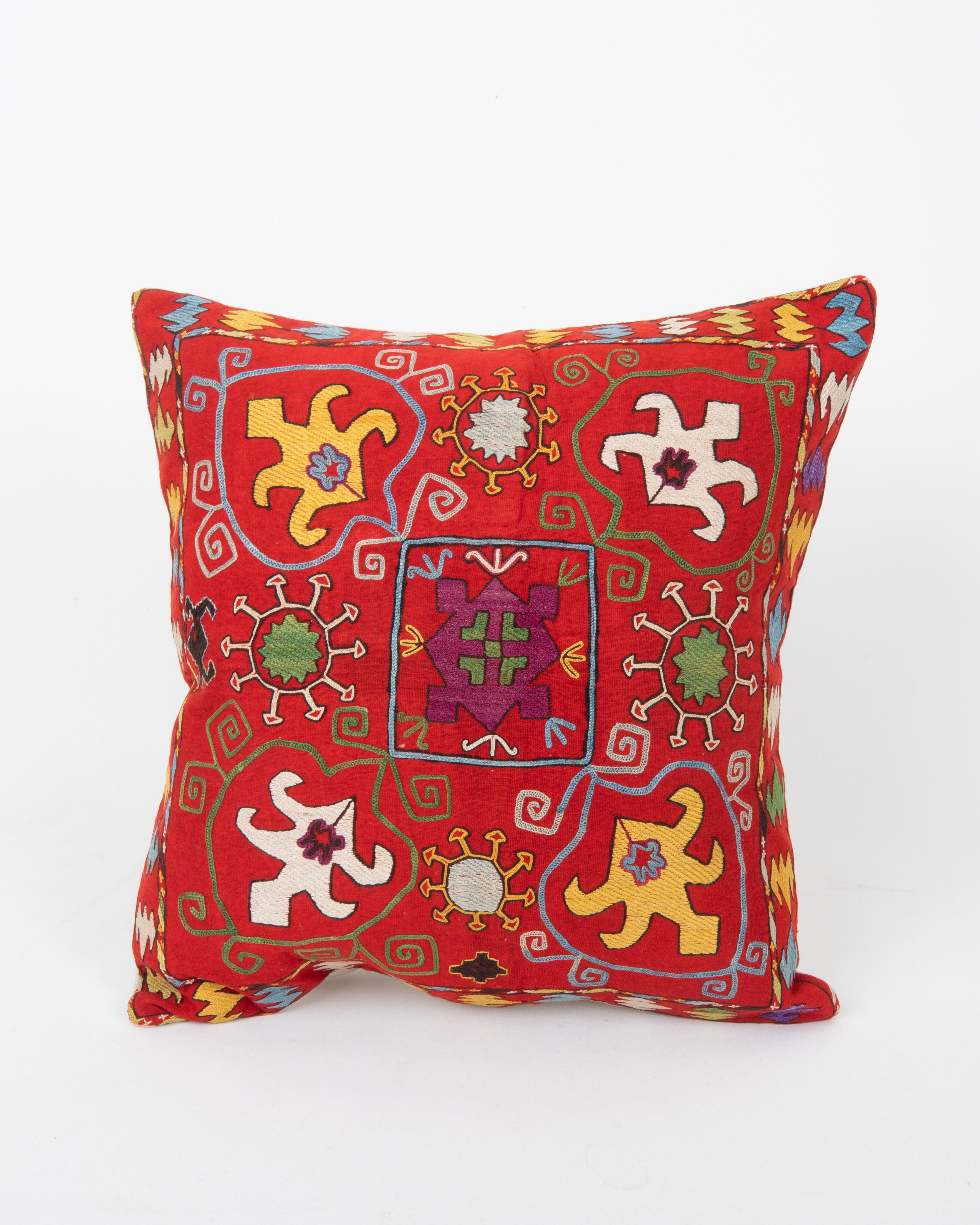 Non viene fornito con un inserto.
Lino nella parte posteriore.
Chiusura a cerniera.
Si consiglia il lavaggio a secco.