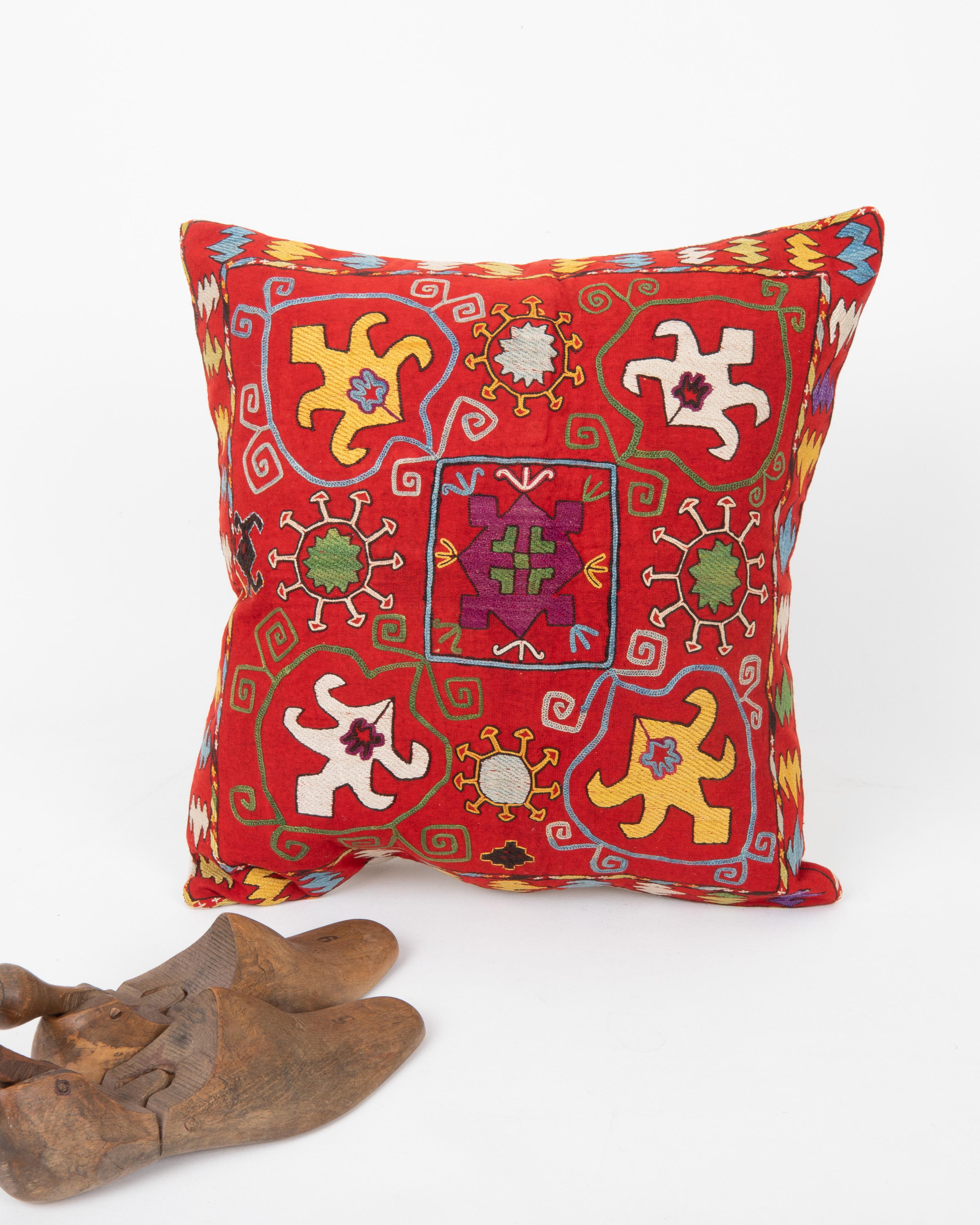 Suzani Federa ricavata da un'antica borsa Lakai Mirror dell'Uzbekistan, Uzbekistan, XIX secolo. in vendita