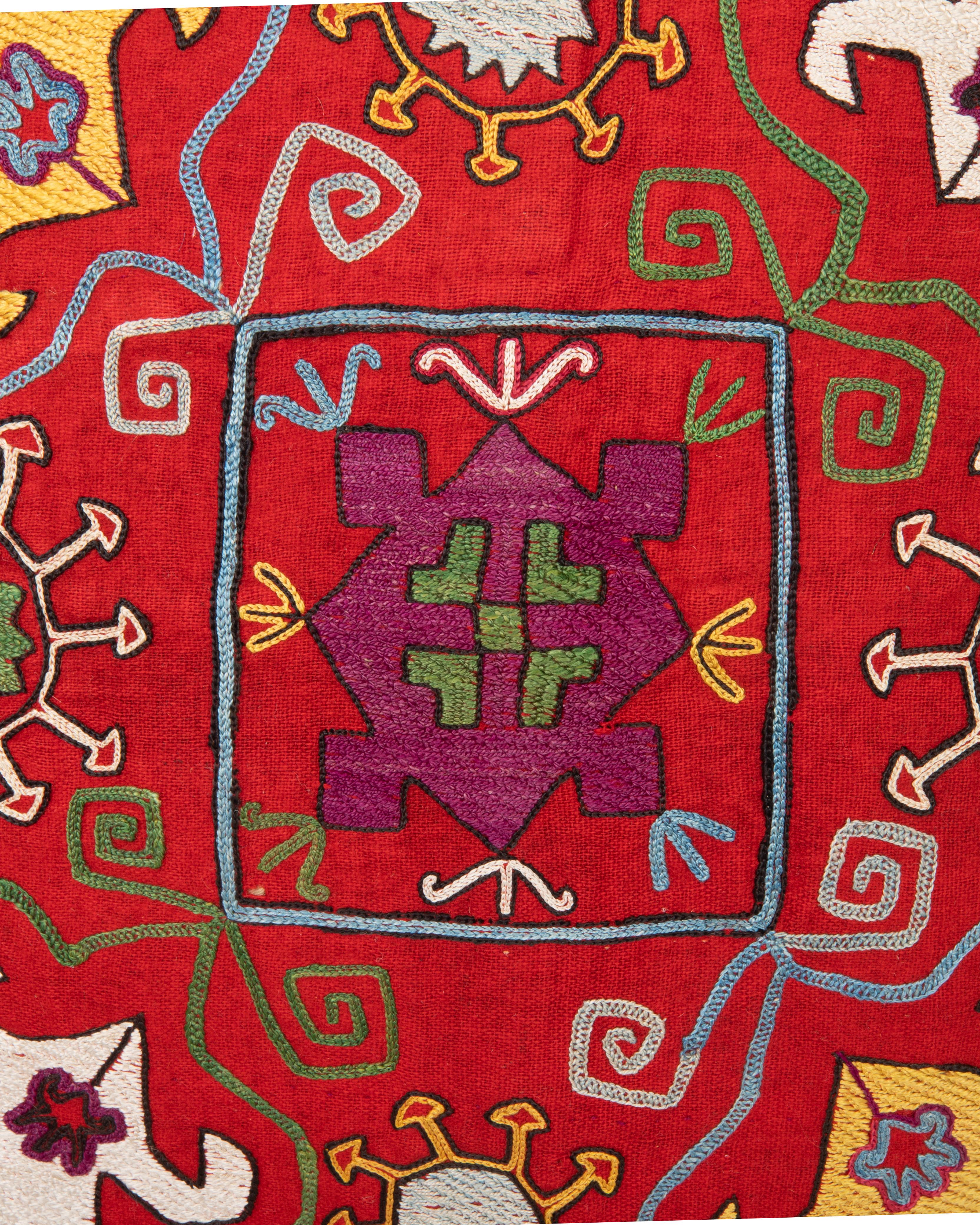 Ricamato Federa ricavata da un'antica borsa Lakai Mirror dell'Uzbekistan, Uzbekistan, XIX secolo. in vendita