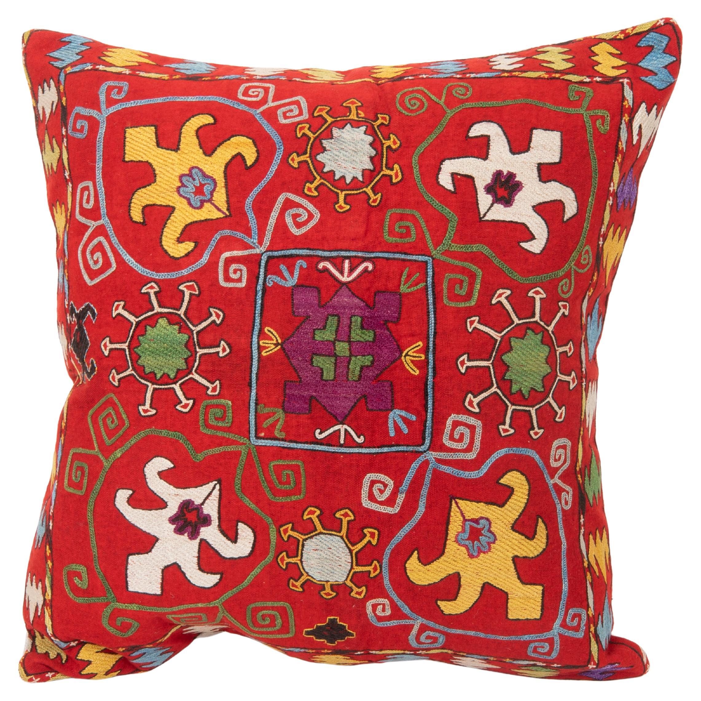 Taie d
oreiller fabriquée à partir d
un sac Antique Uzbek Lakai Mirror, Uzbekistan, 19ème C.