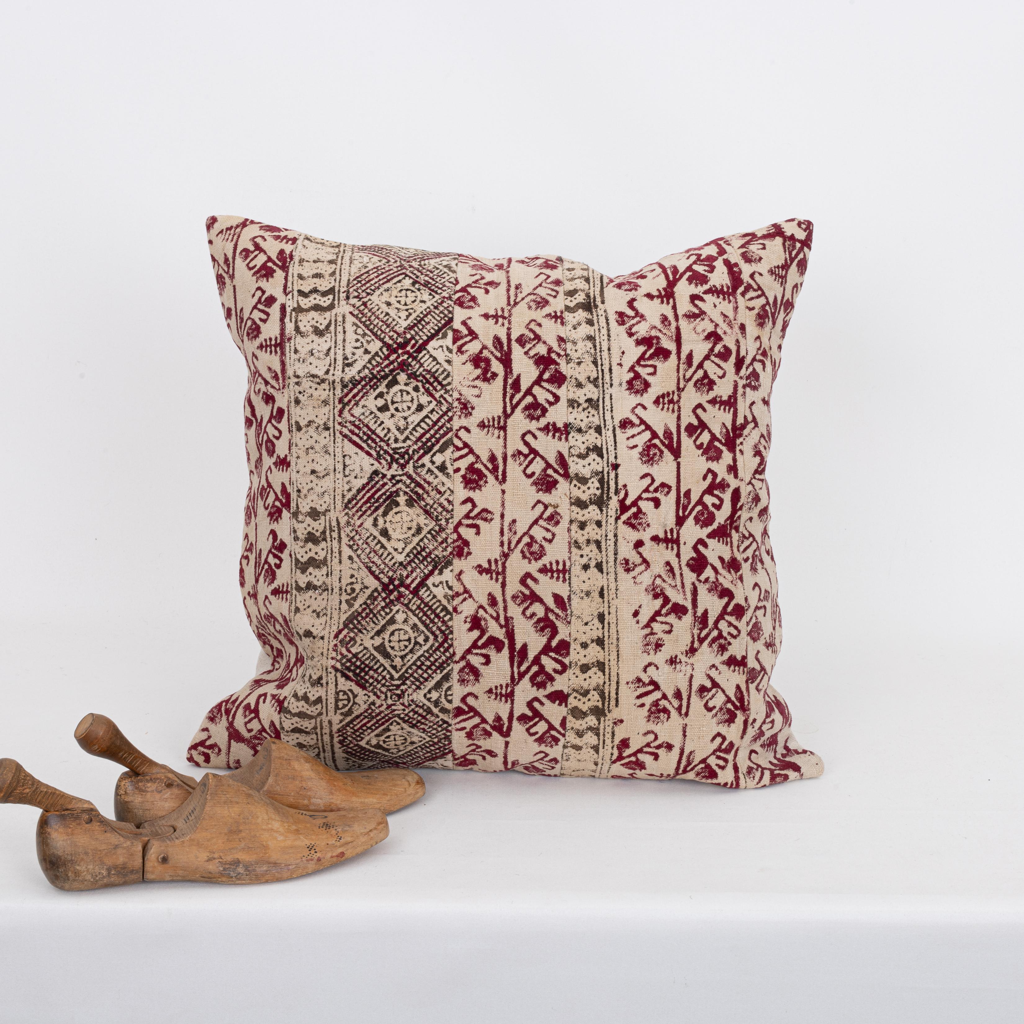 Pillowcase Made from an Early ‘0th C. Anatolian Rustic Block Printed Panel In Fair Condition For Sale In Istanbul, TR