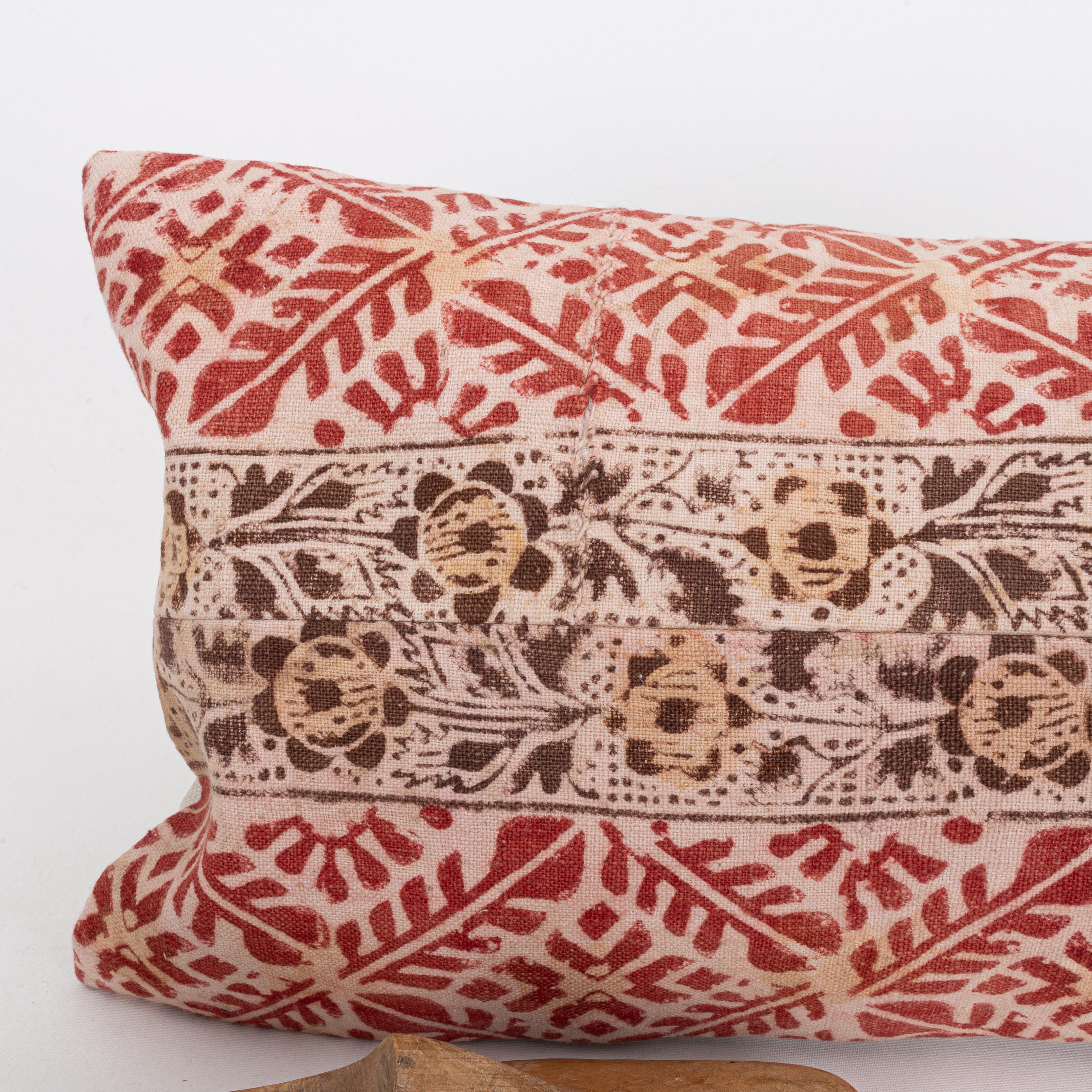 Pillowcase Made from an Early ‘0th C. Anatolian Rustic Block Printed Panel In Fair Condition For Sale In Istanbul, TR