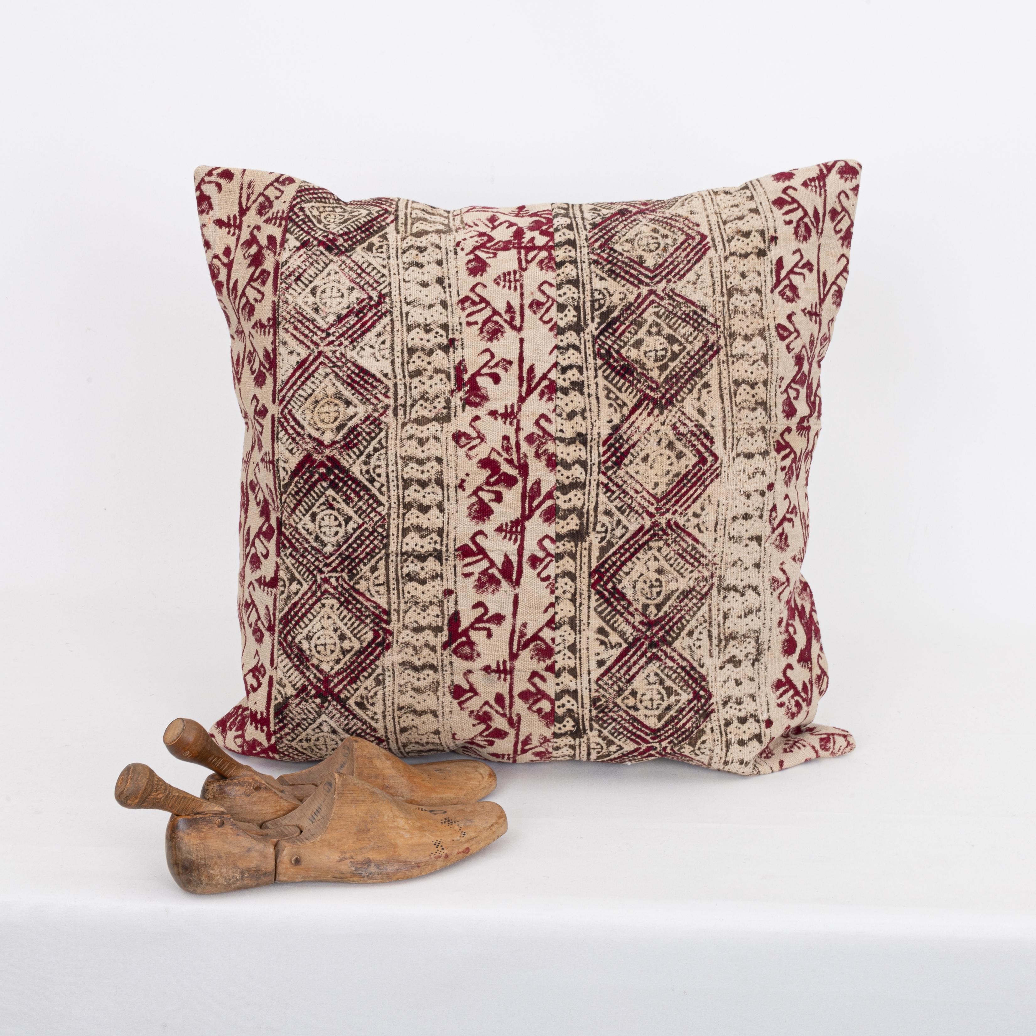 Pillowcase Made from an Early ‘0th C. Anatolian Rustic Block Printed Panel In Fair Condition For Sale In Istanbul, TR