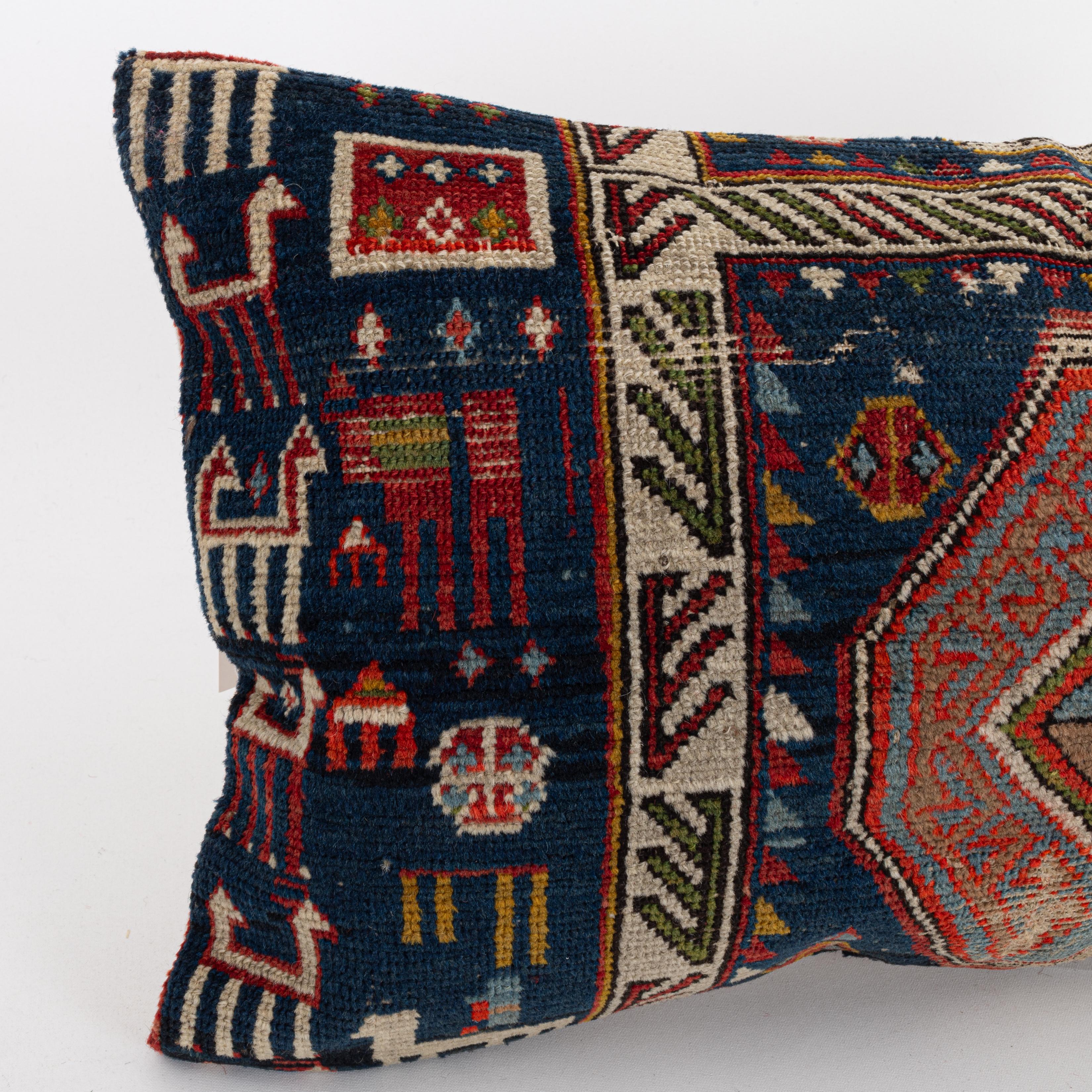 Funda de almohada hecha a partir de una caucásica de principios del siglo XX  Alfombra Tribal en venta