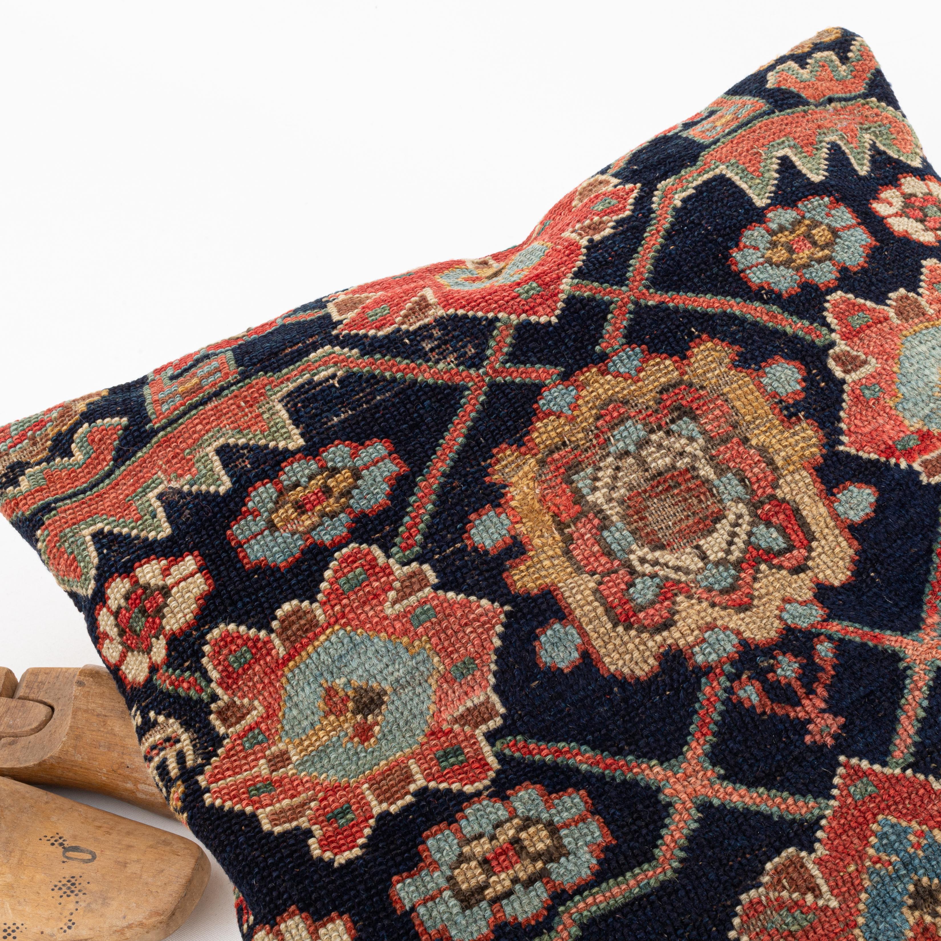 Tissé à la main Taie d'oreiller faite à partir d'un Caucasien du début du C.I.C.  Tapis en vente