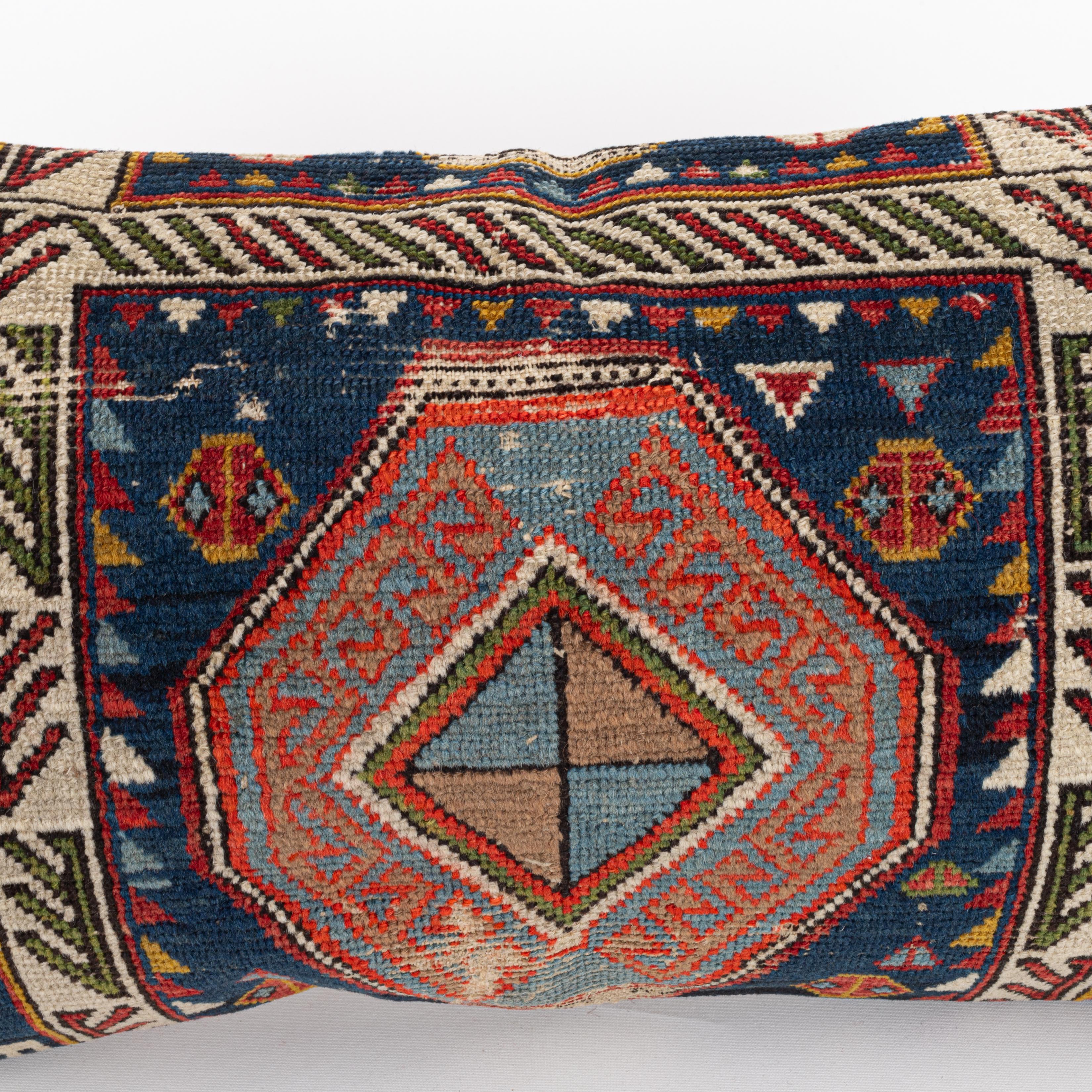 Funda de almohada hecha a partir de una caucásica de principios del siglo XX  Alfombra Tejido a mano en venta