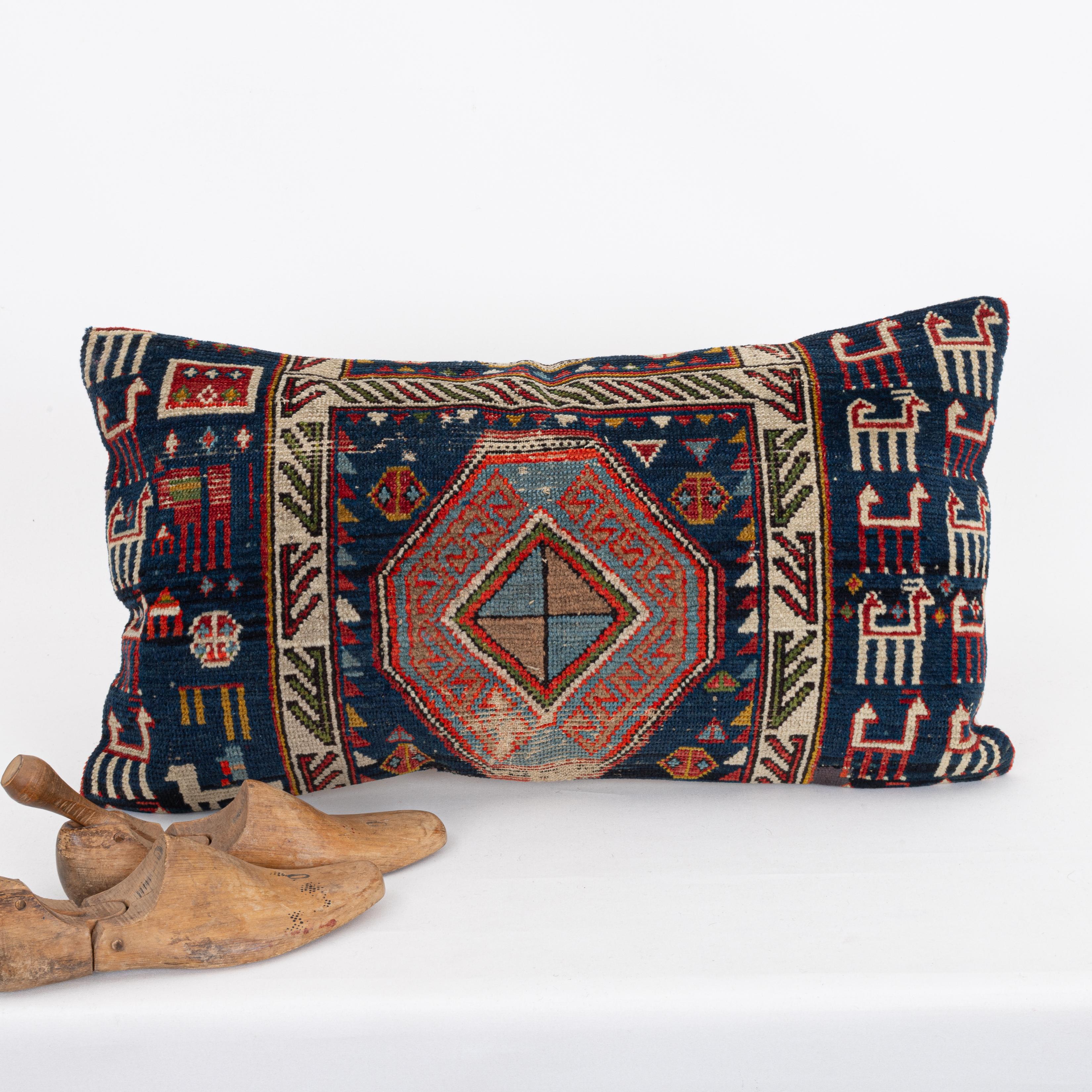 Funda de almohada hecha a partir de una caucásica de principios del siglo XX  Alfombra en Bastante bueno estado para la venta en Istanbul, TR