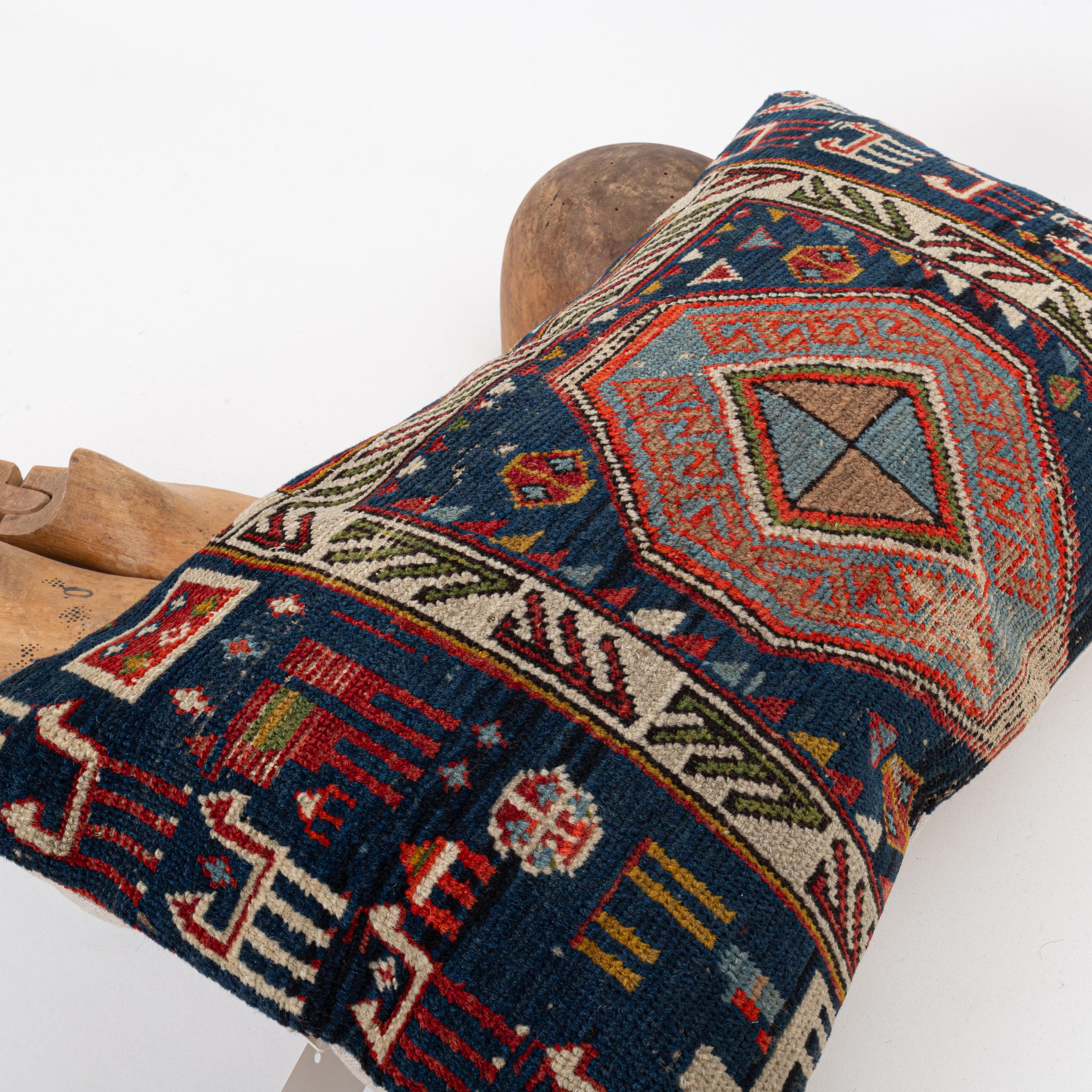 Funda de almohada hecha a partir de una caucásica de principios del siglo XX  Alfombra siglo XIX en venta