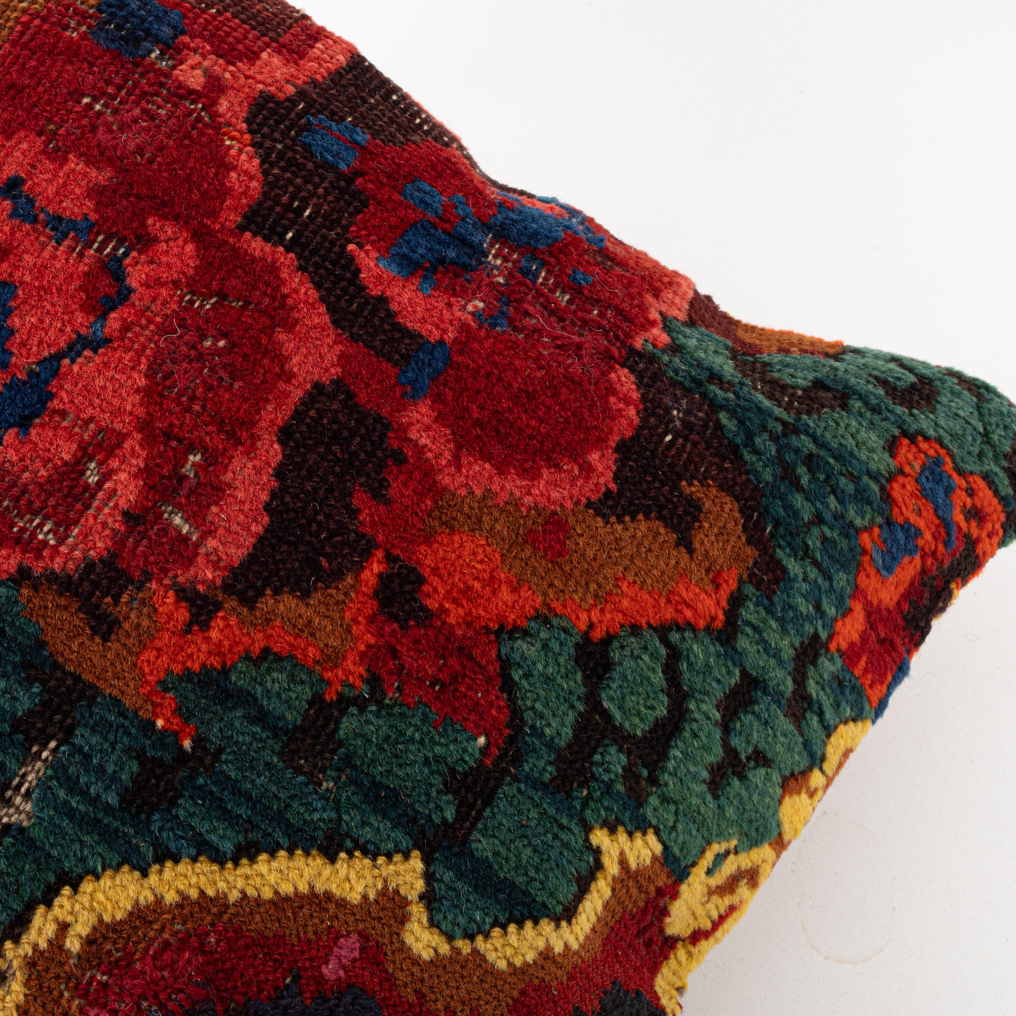 Tissé à la main Taie d'oreiller fabriquée à partir d'un tapis Seychour caucasien du début du 20e C. en vente