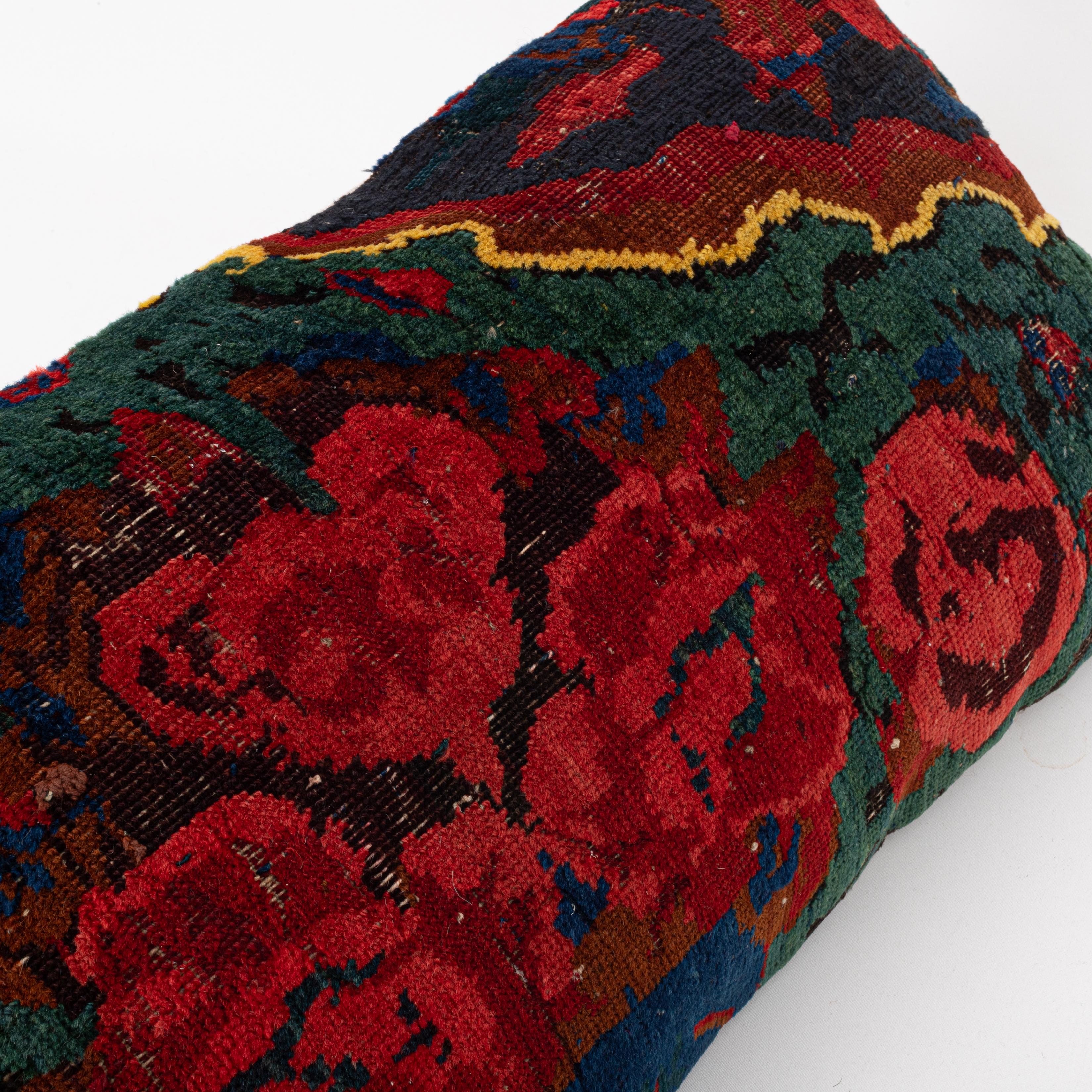 Taie d'oreiller fabriquée à partir d'un tapis Seychour caucasien du début du 20e C. État moyen - En vente à Istanbul, TR
