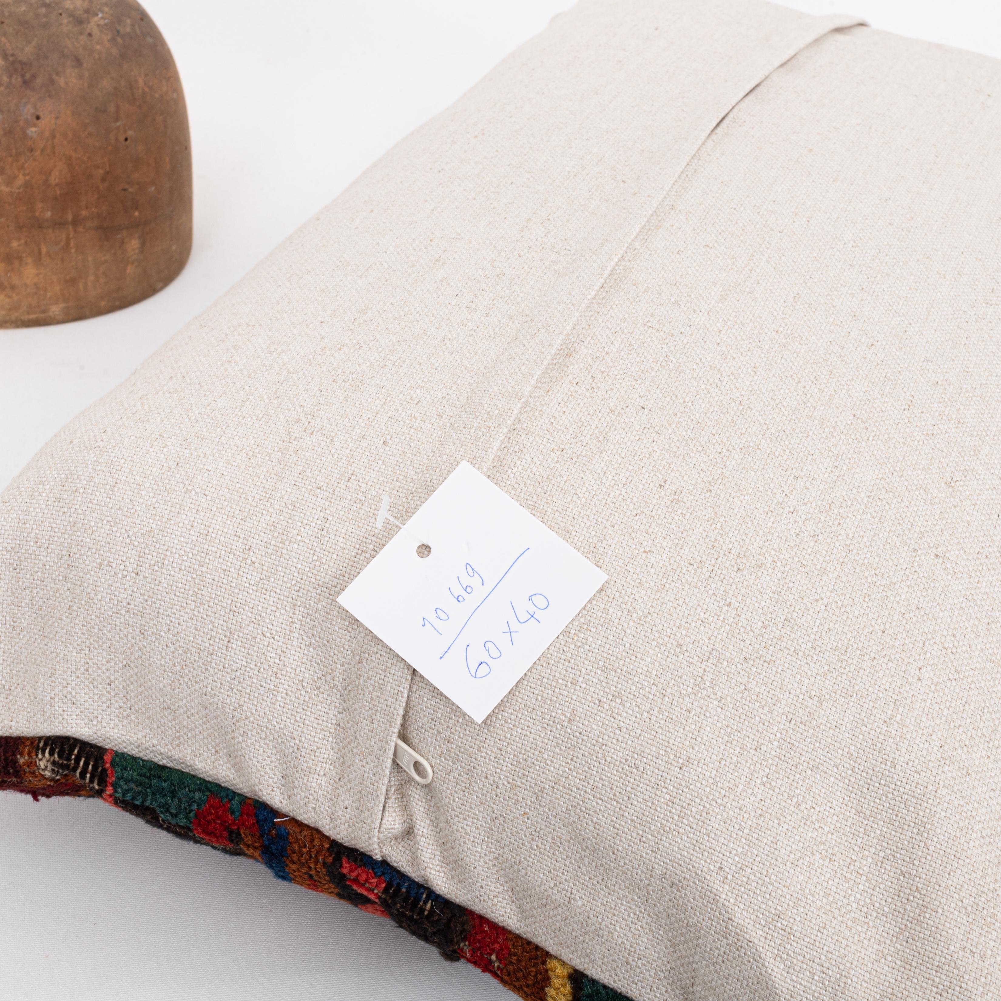 Taie d'oreiller fabriquée à partir d'un tapis Seychour caucasien du début du 20e C. État moyen - En vente à Istanbul, TR