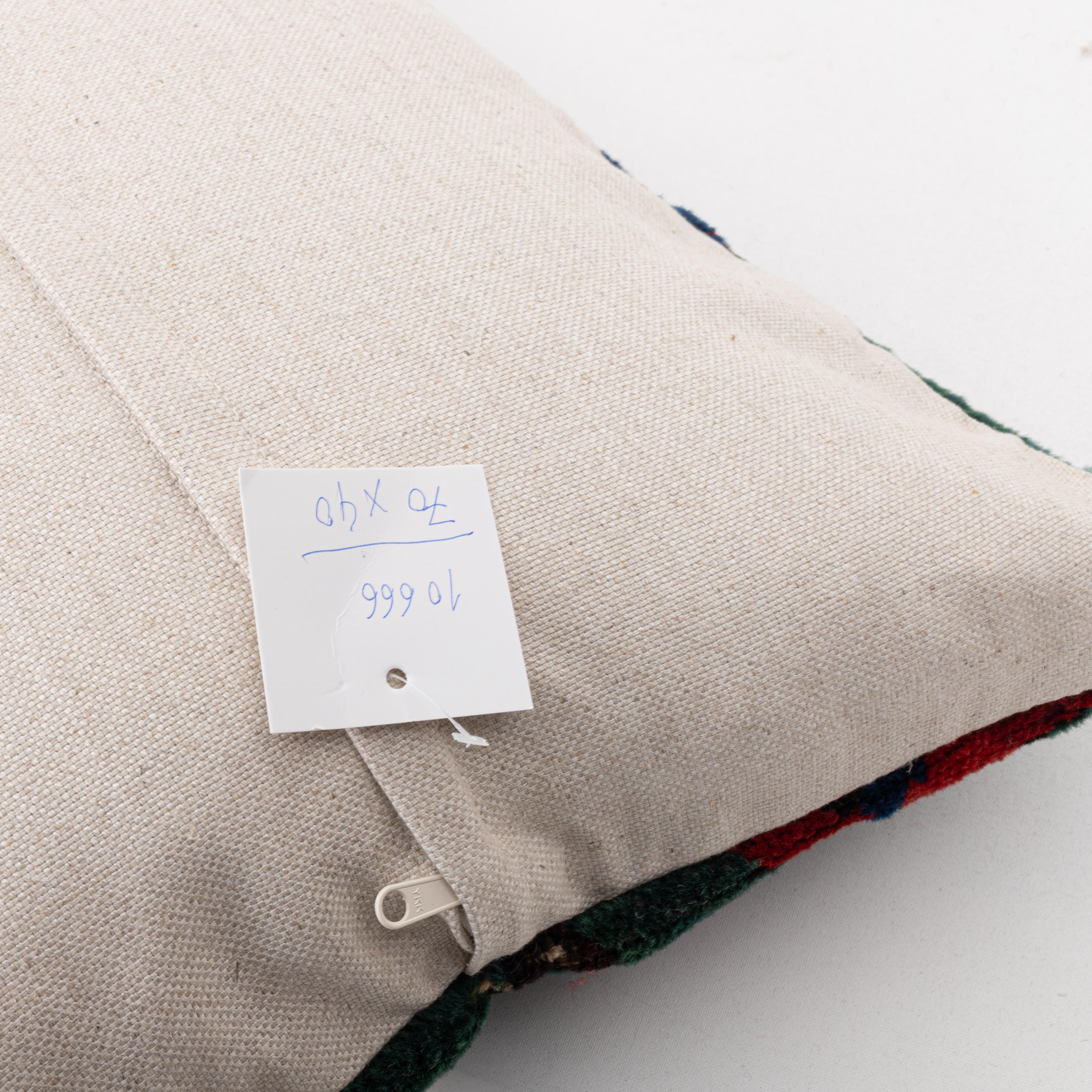 Funda de almohada hecha con una alfombra caucásica Seychour de principios del siglo XX Lana en venta