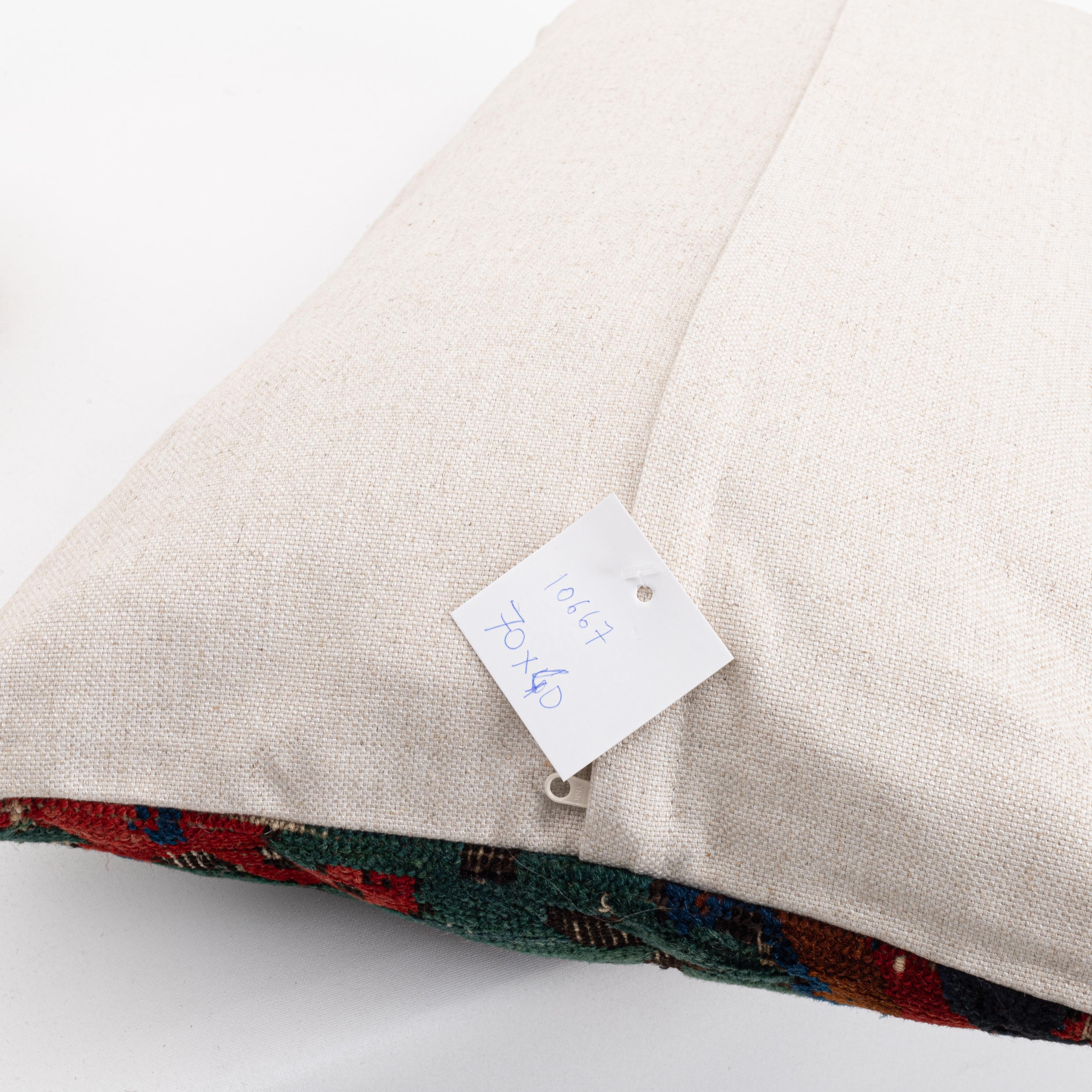 20ième siècle Taie d'oreiller fabriquée à partir d'un tapis Seychour caucasien du début du 20e C. en vente