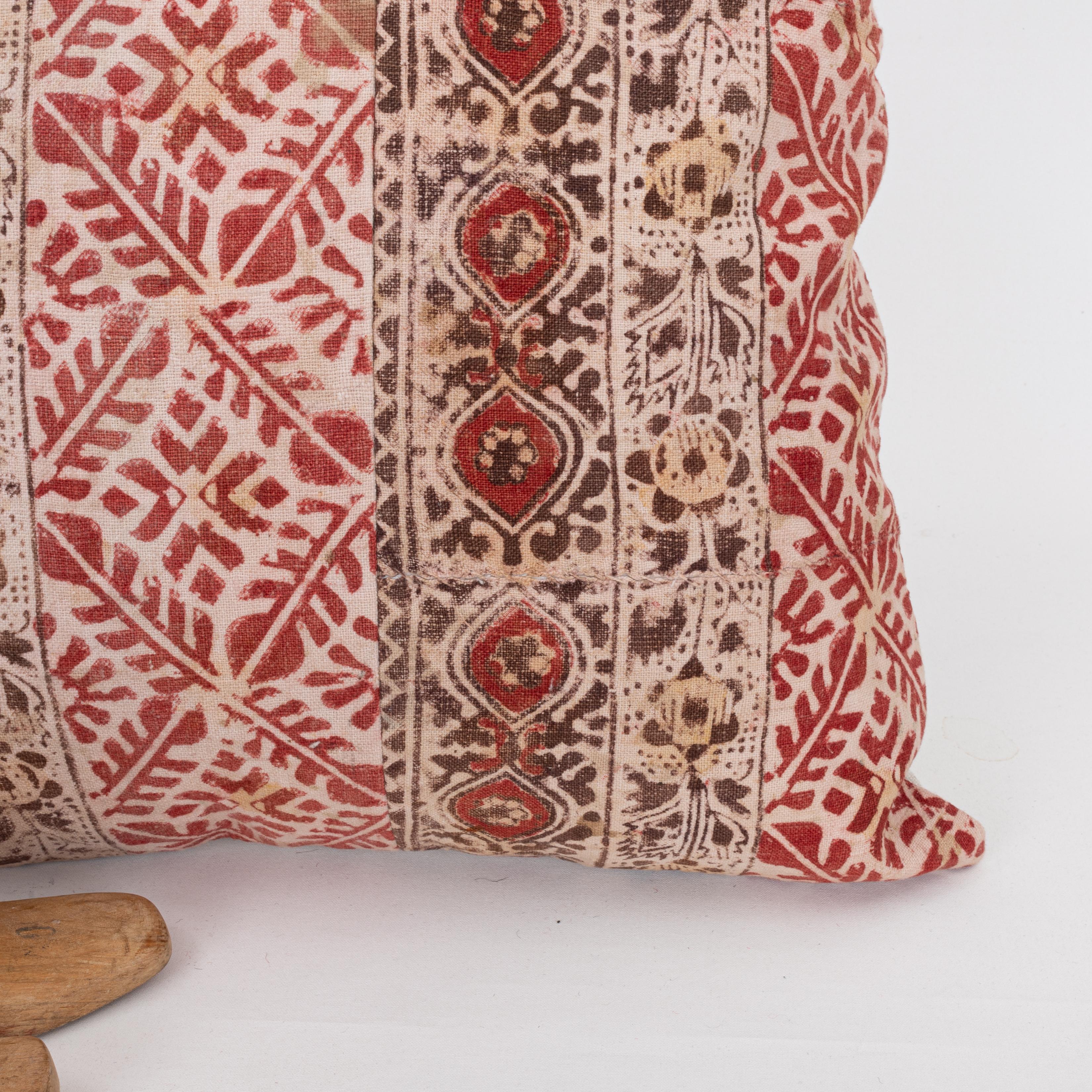 Pillowcase Made from an Early 20th C. Rustic Block Printed Panel In Fair Condition For Sale In Istanbul, TR