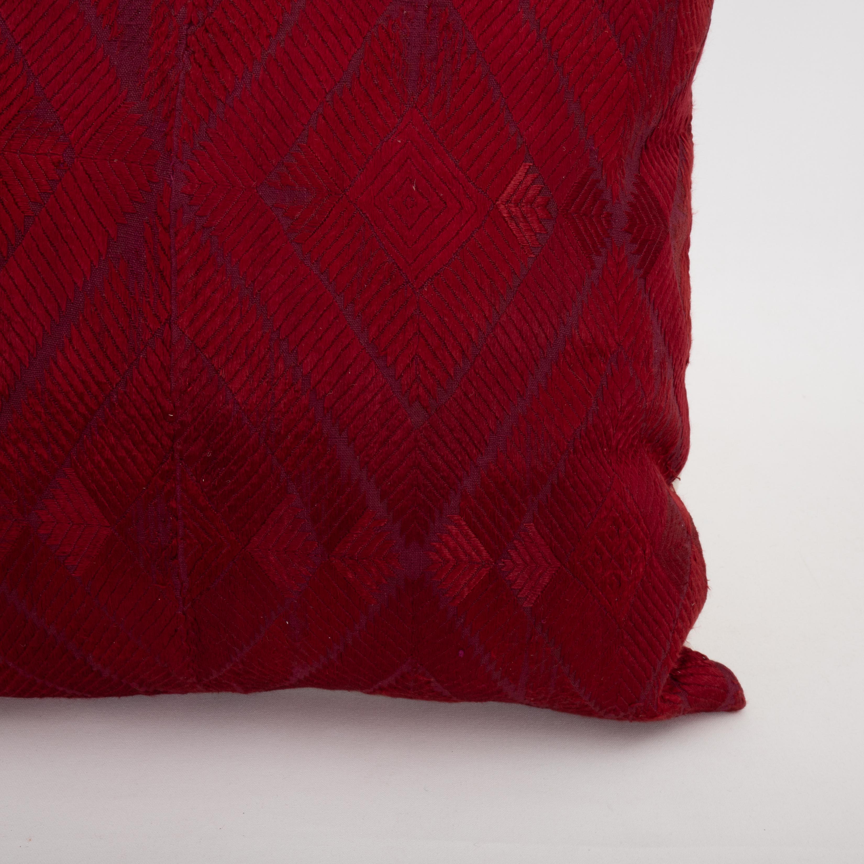 Kopfkissenbezug  Indische Phulkari-Hochzeit aus einer Hochzeit aus dem frühen 20. Jahrhundert  Umschlagtuch (Bestickt) im Angebot