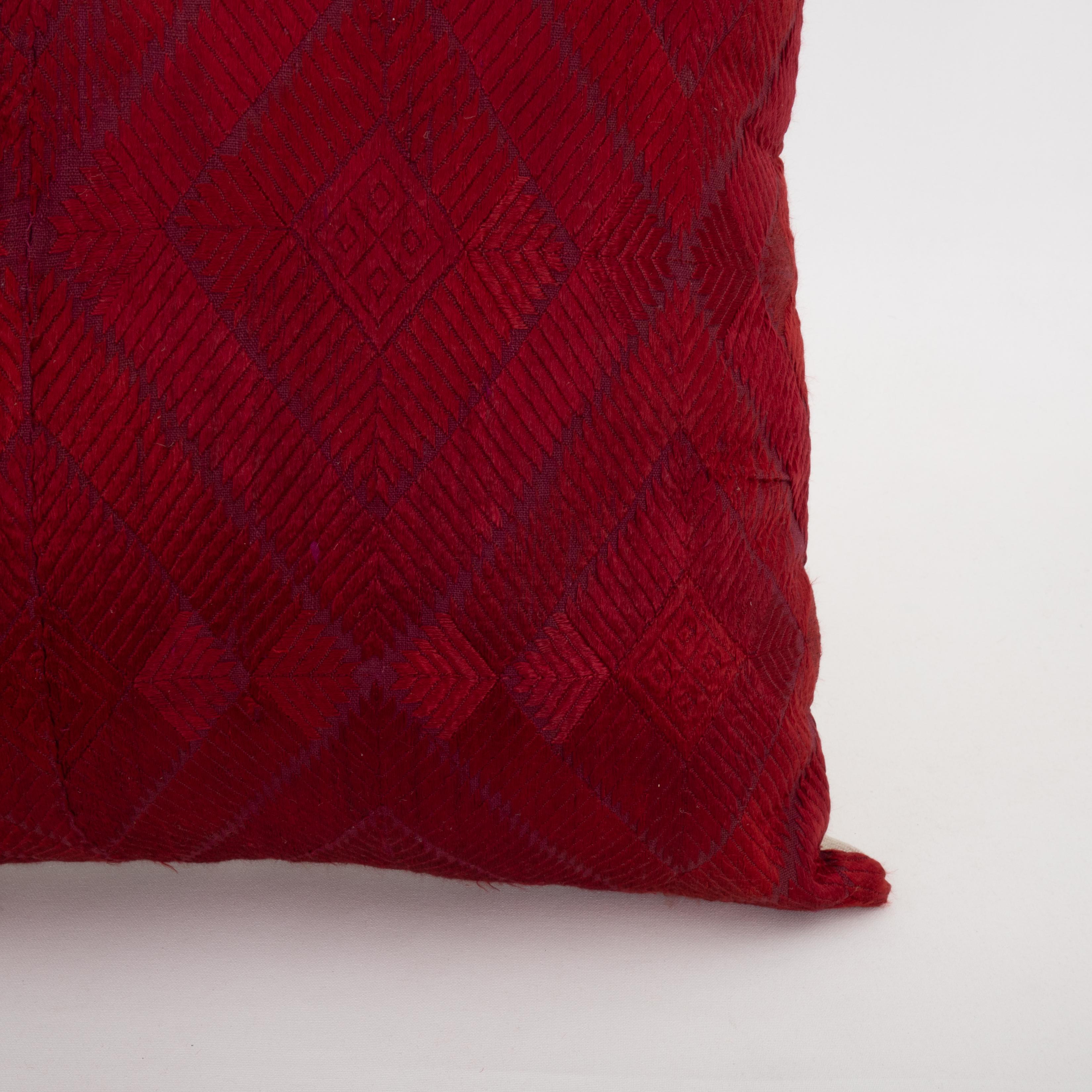 Indien Taie d'oreiller  Fabriqué à partir d'un mariage indien Phulkari du début du 20e siècle  Châle en vente
