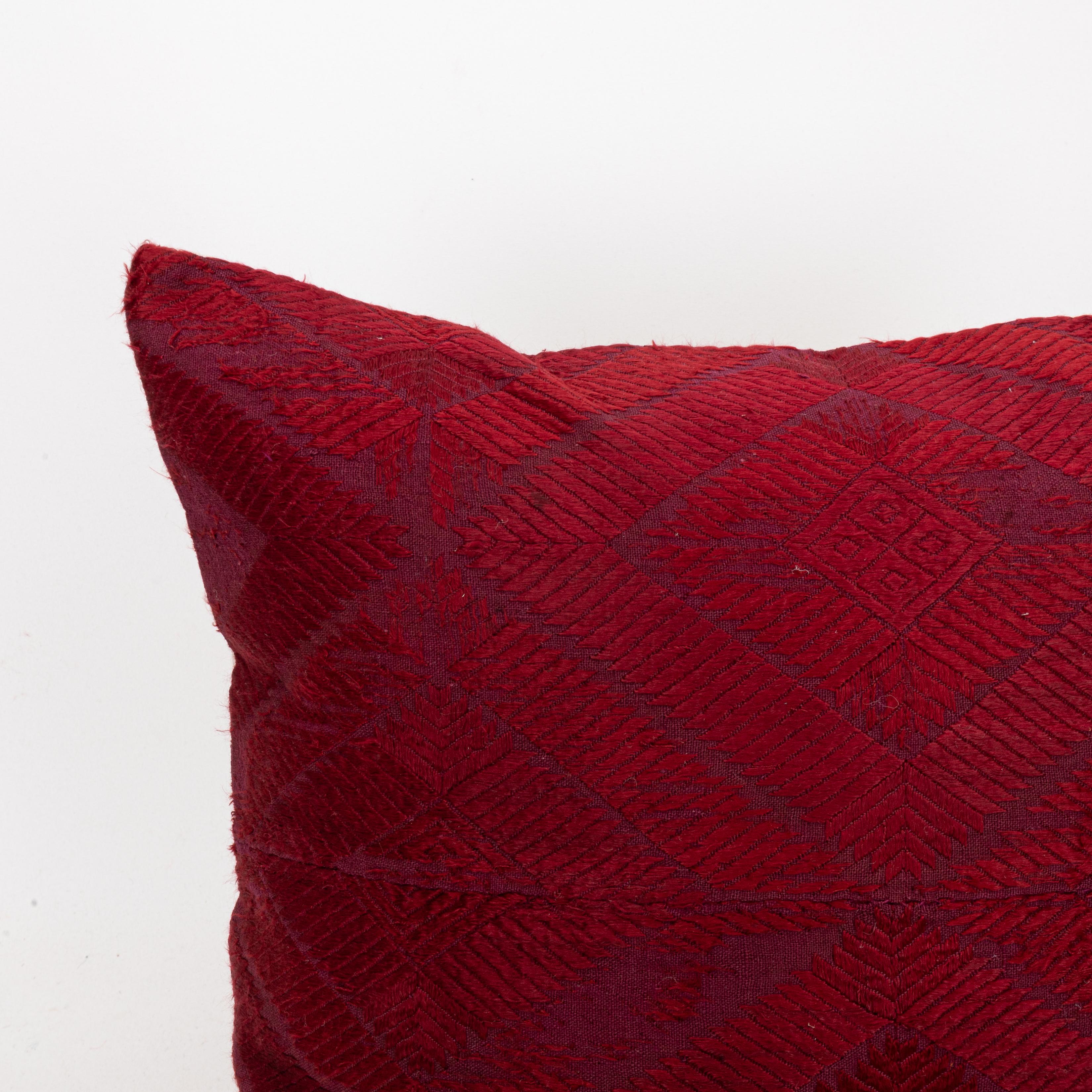 Kopfkissenbezug  Indische Phulkari-Hochzeit aus einer Hochzeit aus dem frühen 20. Jahrhundert  Umschlagtuch (Bestickt) im Angebot
