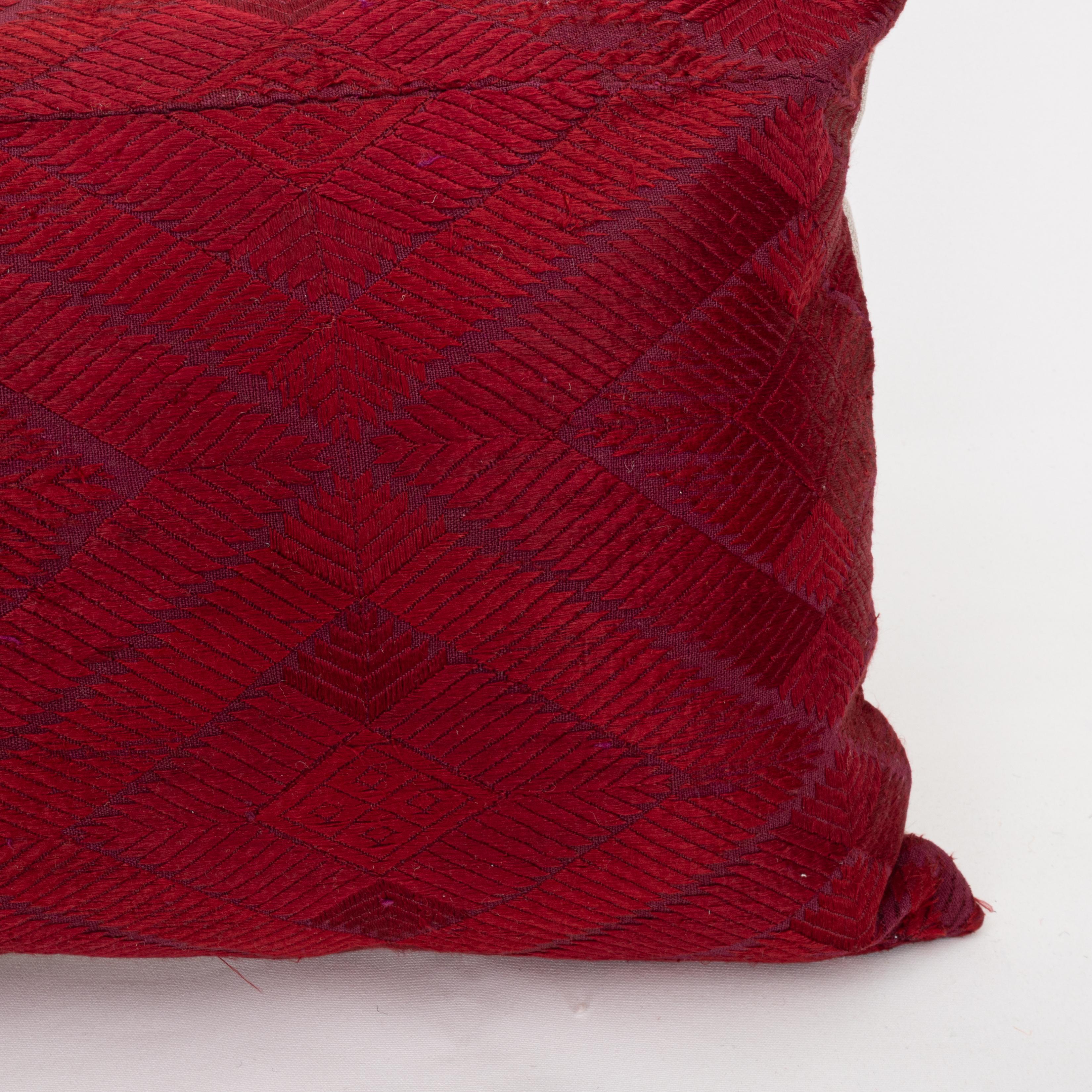Brodé Taie d'oreiller  Fabriqué à partir d'un mariage indien Phulkari du début du 20e siècle  Châle en vente