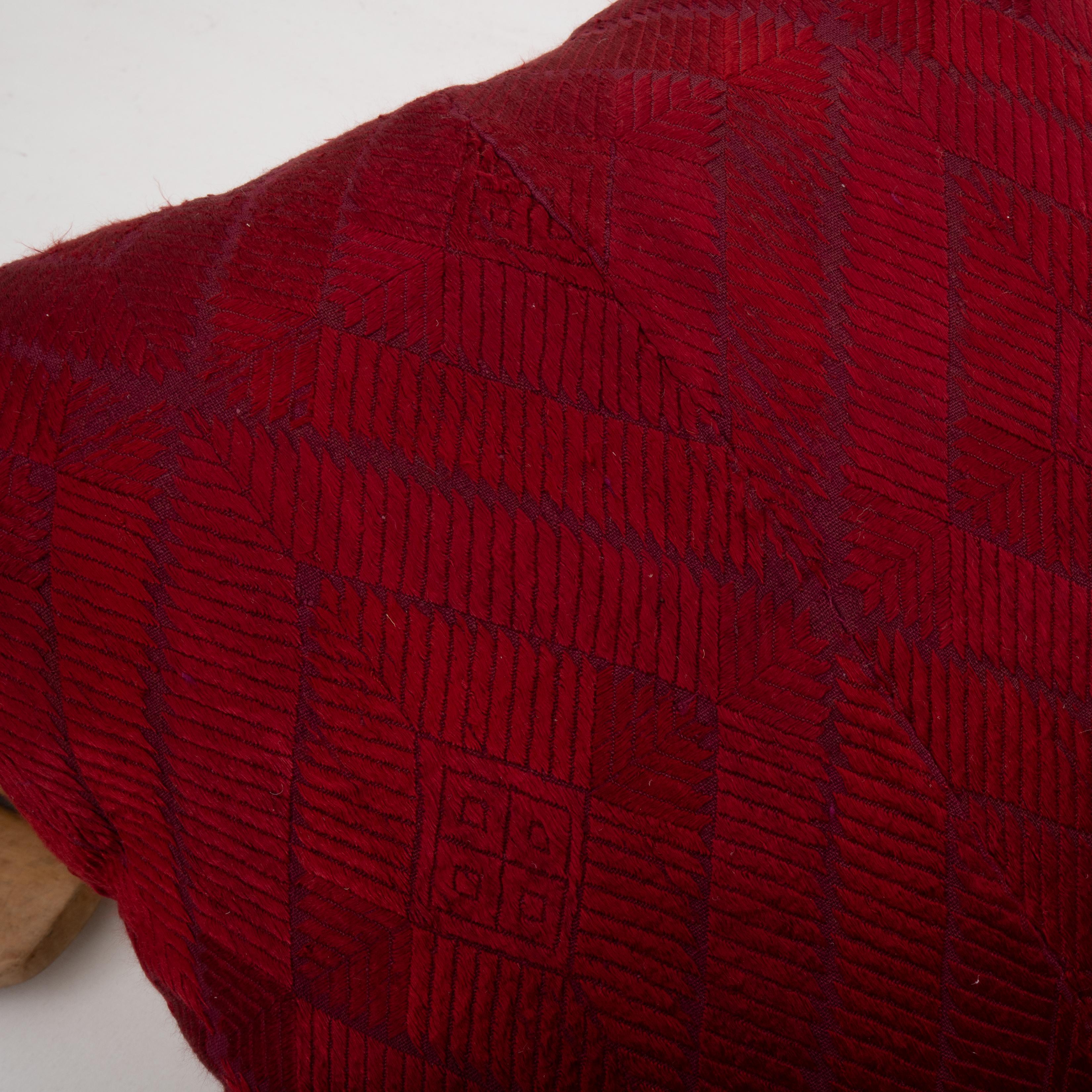 Taie d'oreiller  Fabriqué à partir d'un mariage indien Phulkari du début du 20e siècle  Châle État moyen - En vente à Istanbul, TR