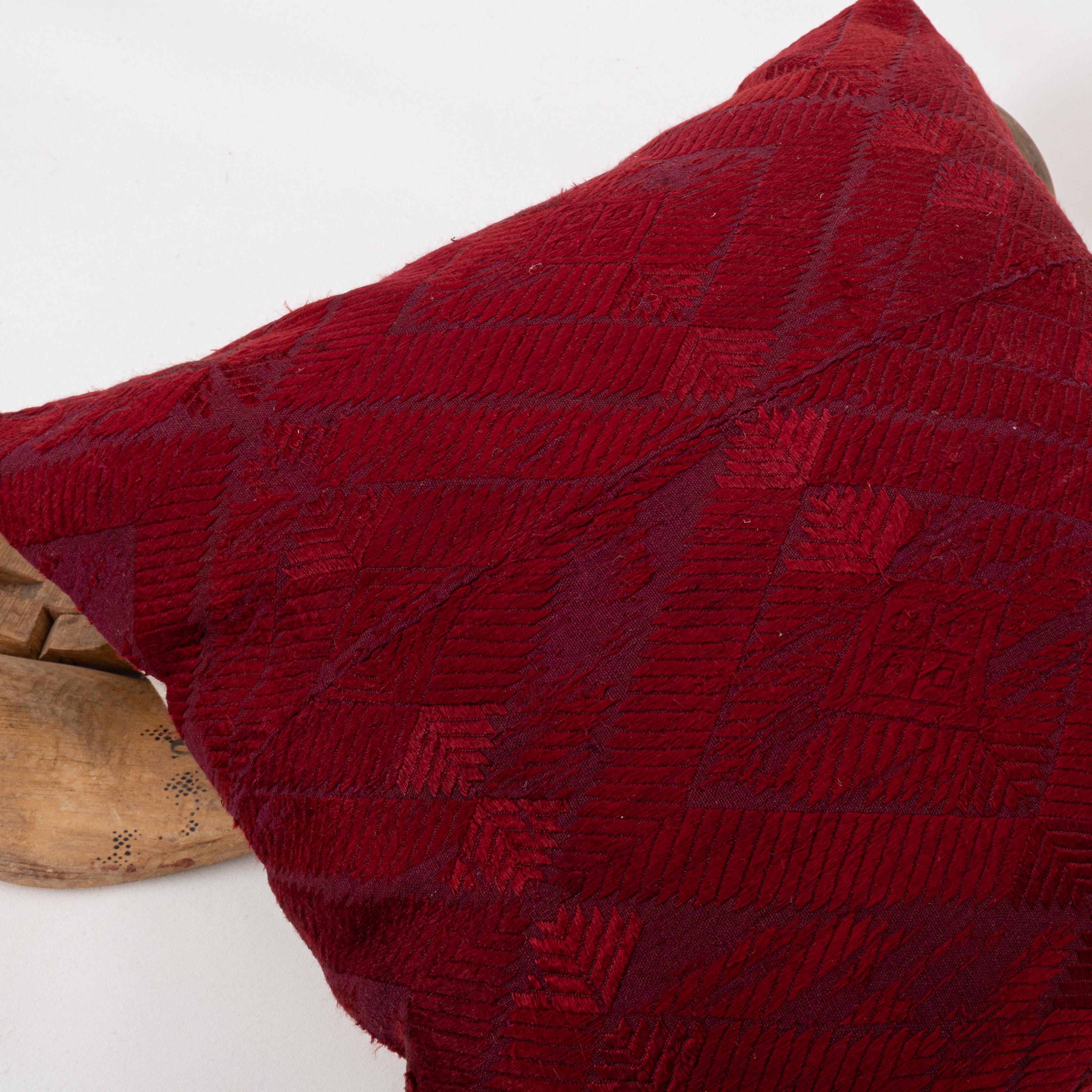 Kopfkissenbezug  Indische Phulkari-Hochzeit aus einer Hochzeit aus dem frühen 20. Jahrhundert  Umschlagtuch (Seide) im Angebot