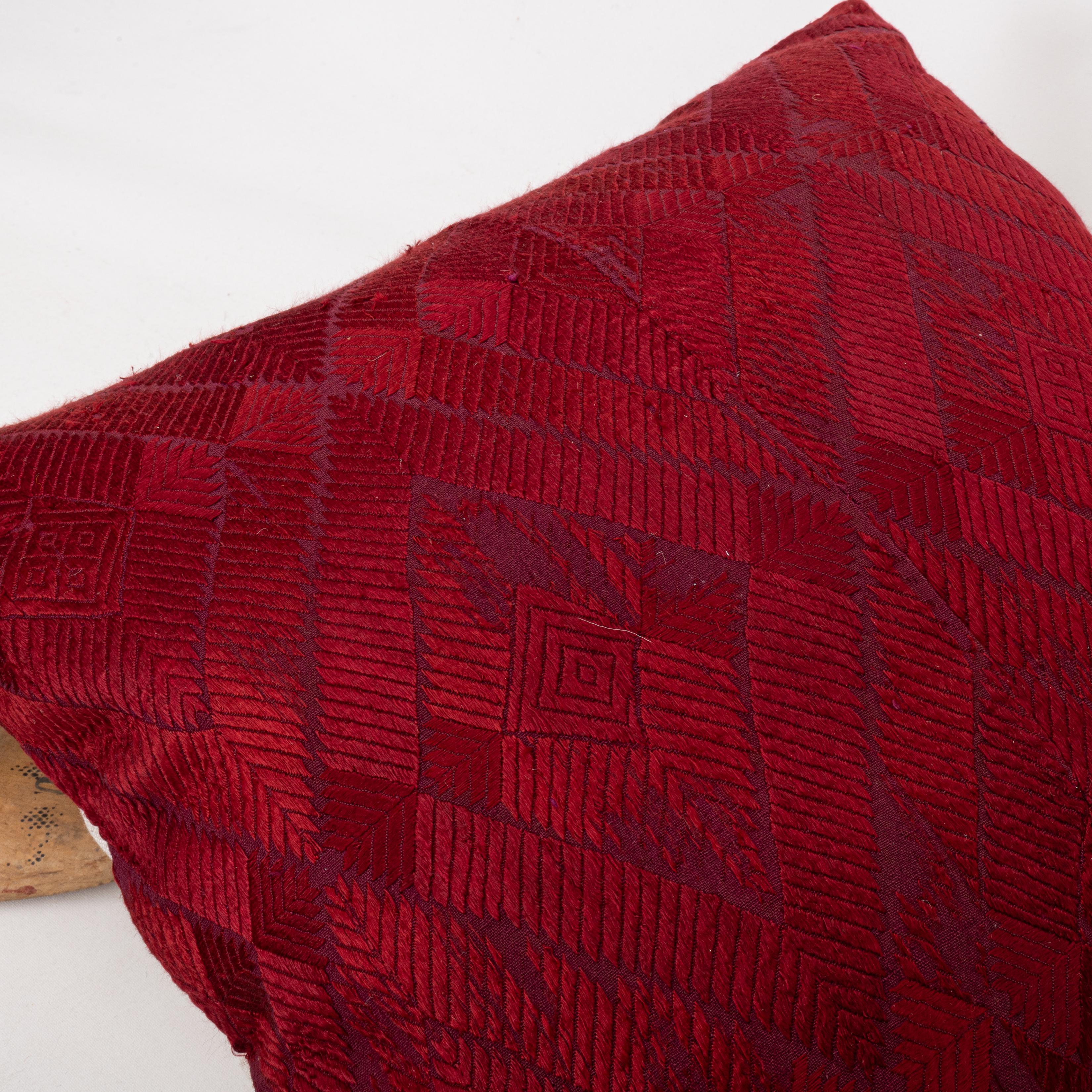 Taie d'oreiller  Fabriqué à partir d'un mariage indien Phulkari du début du 20e siècle  Châle État moyen - En vente à Istanbul, TR
