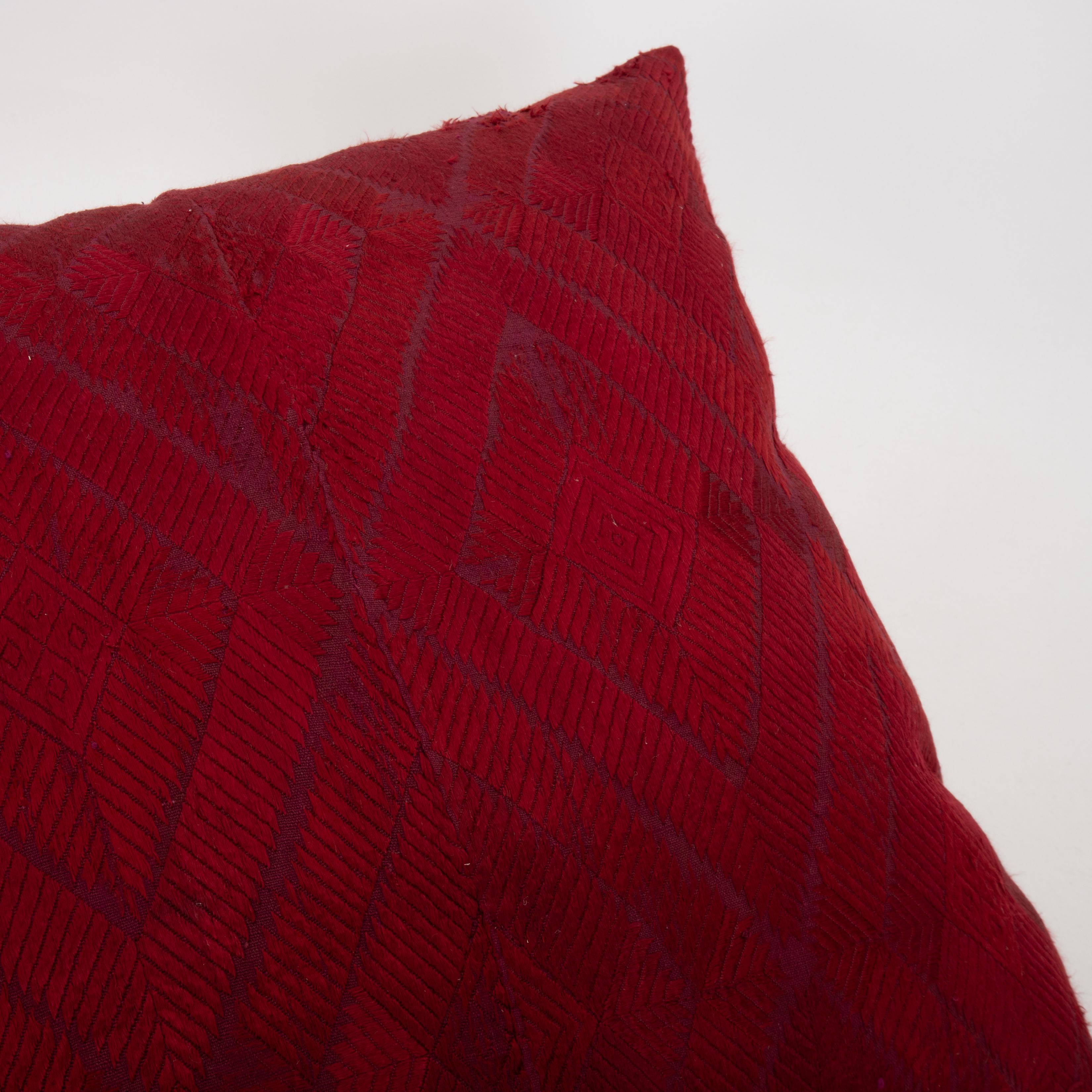 Kopfkissenbezug  Indische Phulkari-Hochzeit aus einer Hochzeit aus dem frühen 20. Jahrhundert  Umschlagtuch im Angebot 1