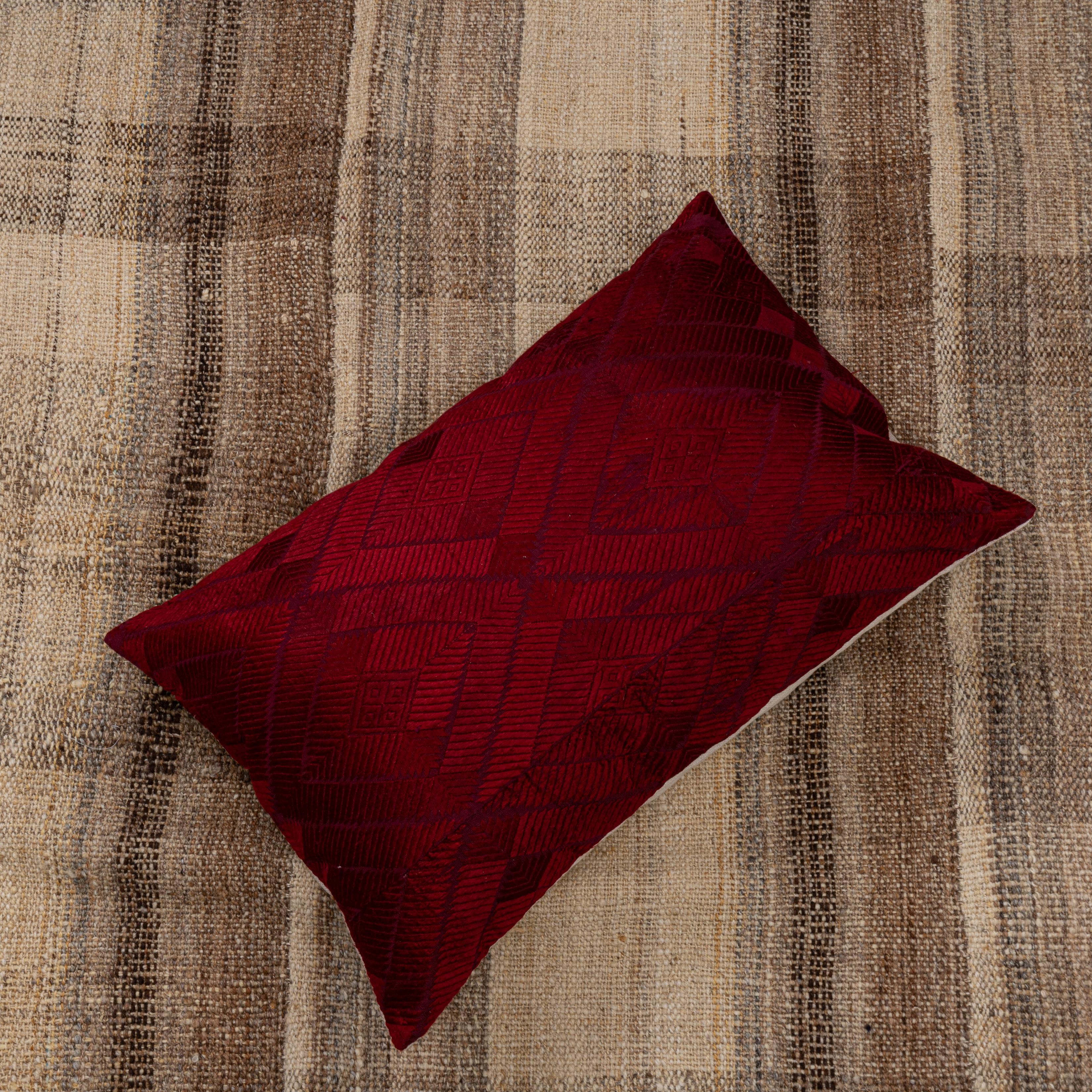 Kopfkissenbezug  Indische Phulkari-Hochzeit aus einer Hochzeit aus dem frühen 20. Jahrhundert  Umschlagtuch im Angebot 1