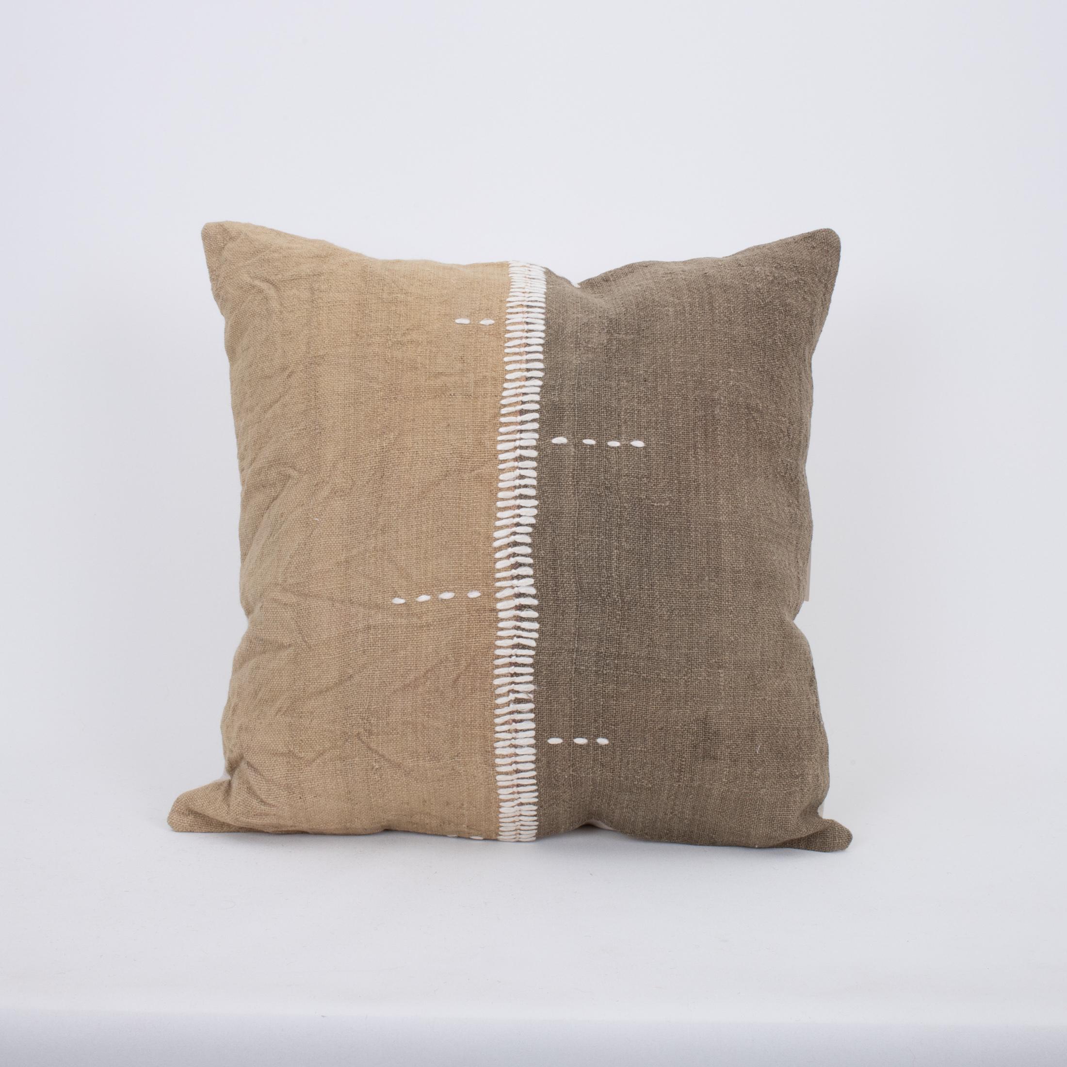 Las puntadas rústicas de las fundas de almohada están hechas a mano y en seda.
No vienen con plantillas.
Lino en la parte de atrás.
Cierre de cremallera.
Se recomienda la limpieza en seco.
