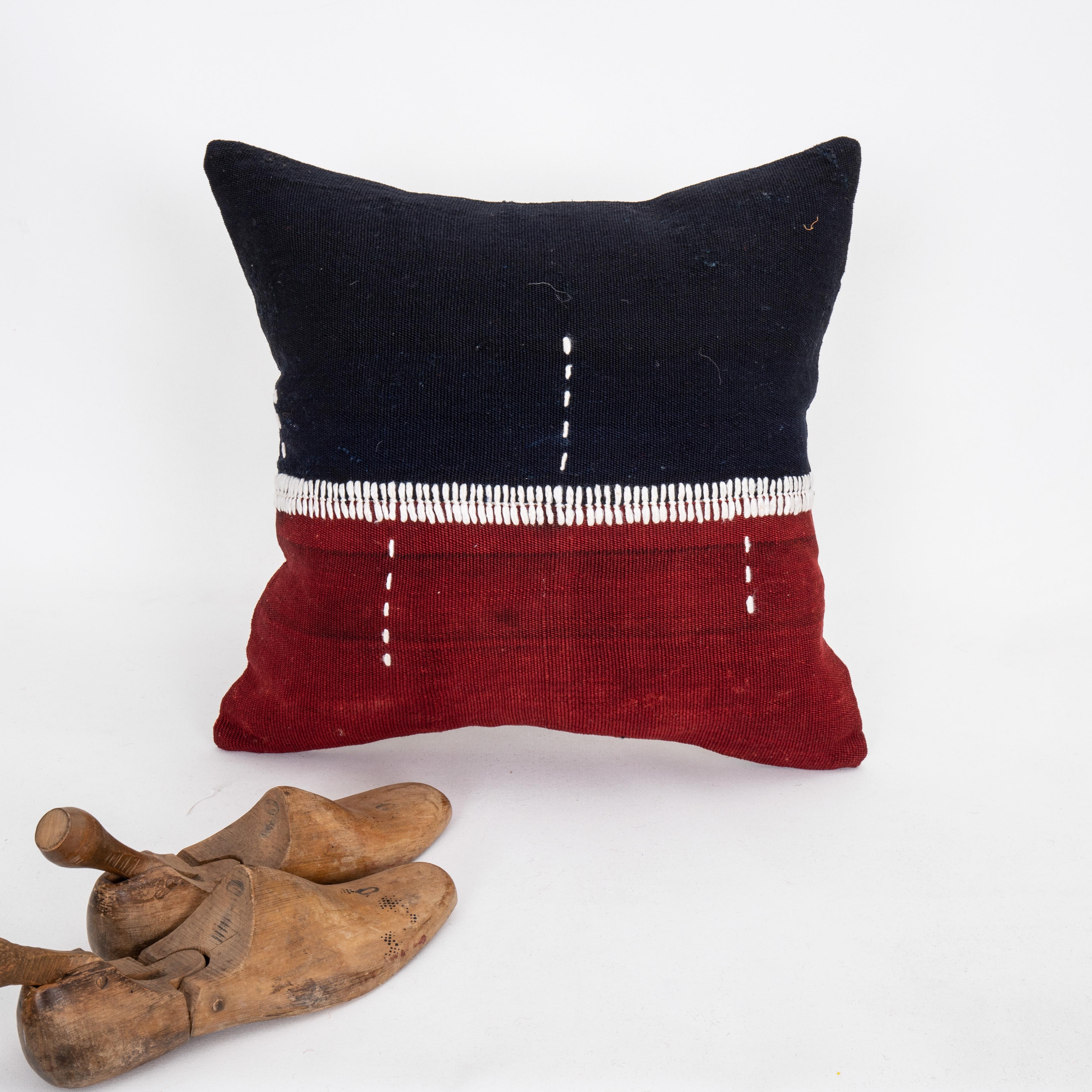 Kilim Taie d'oreiller fabriquée à partir d'une couverture en perde de l'Anatolie orientale, milieu du 20e s. en vente