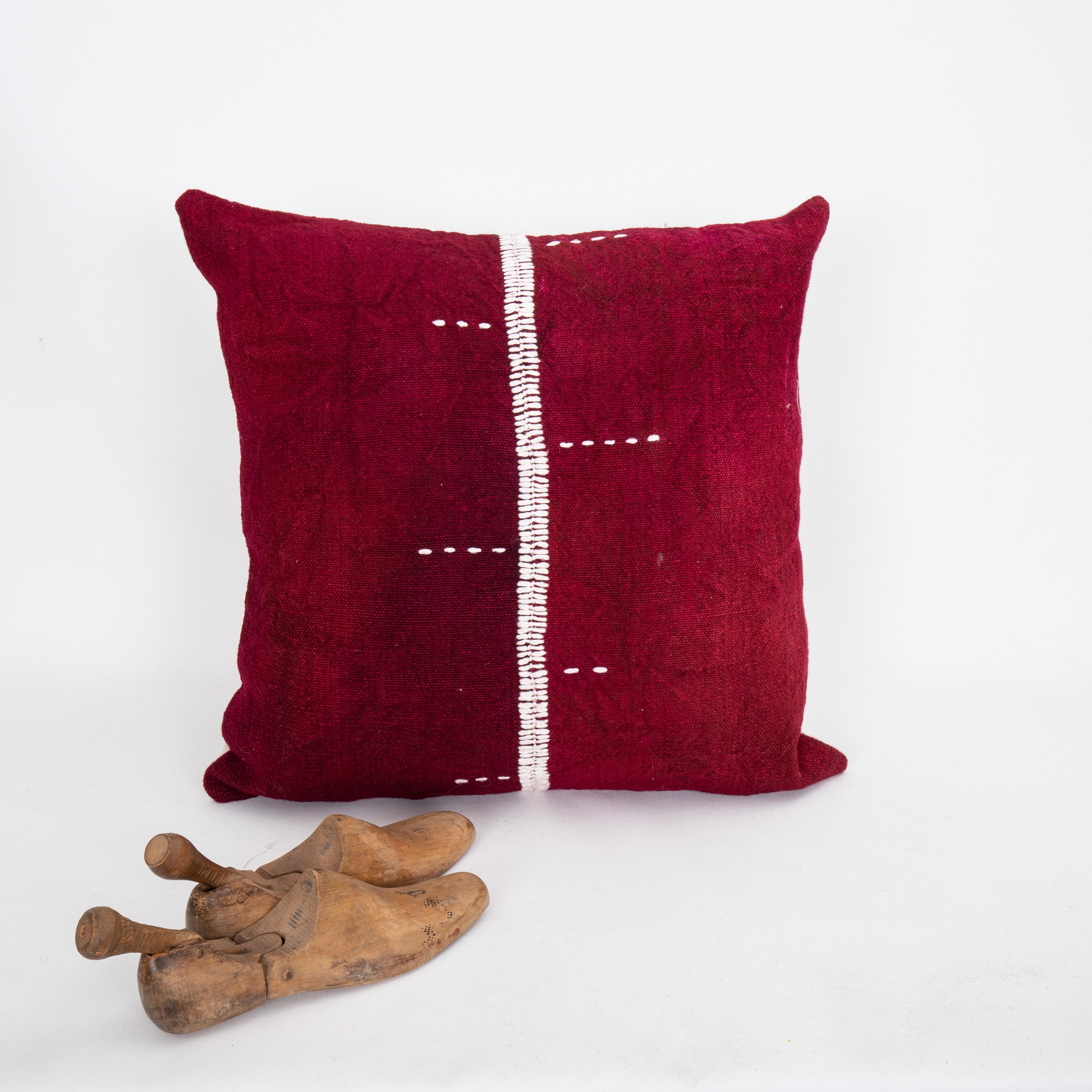 Kilim Taie d'oreiller fabriquée à partir d'une couverture en perde de l'Anatolie orientale, milieu du 20e s. en vente