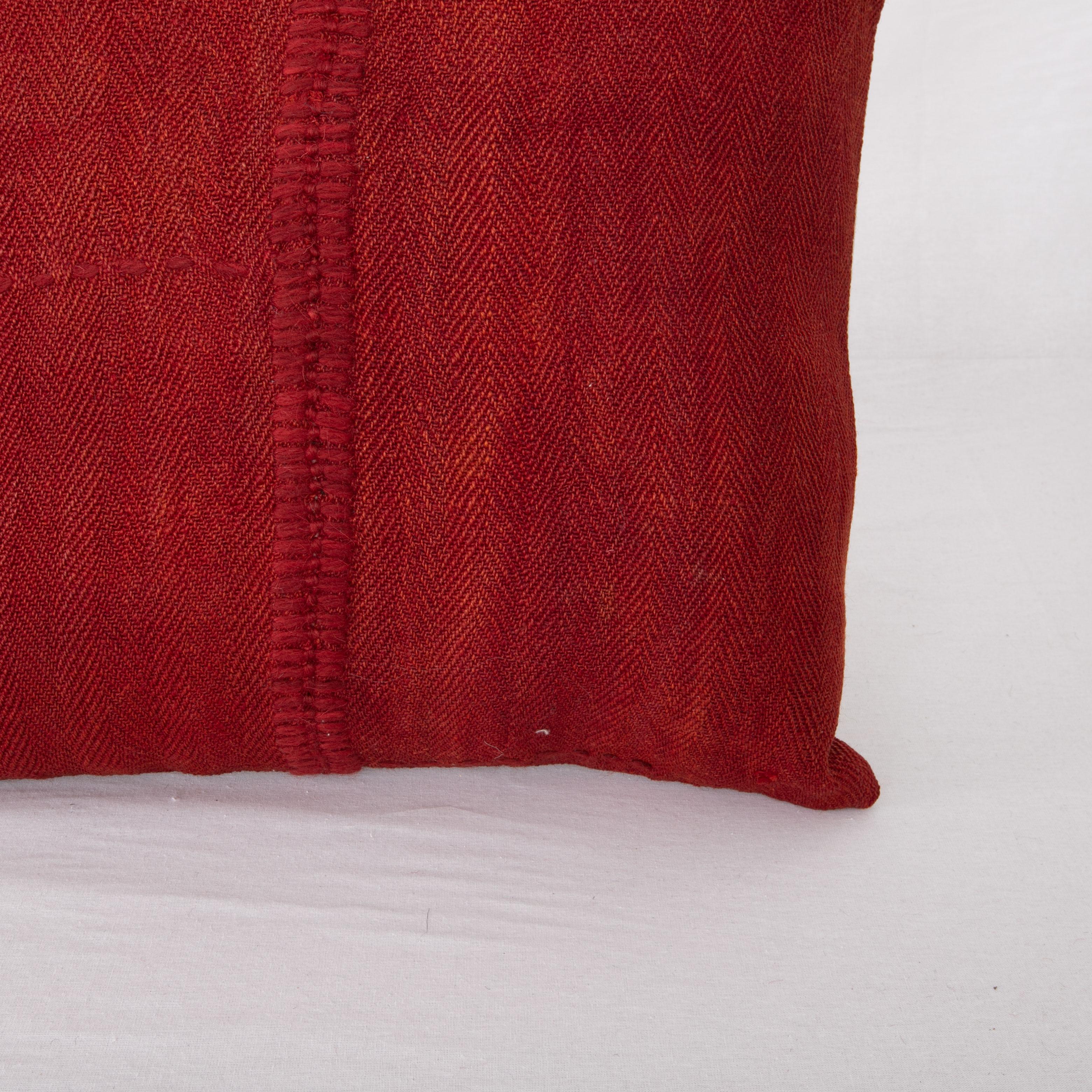 Turc Taie d'oreiller fabriquée à partir d'une couverture en perde d'Anatolie orientale, milieu du 20e siècle. en vente