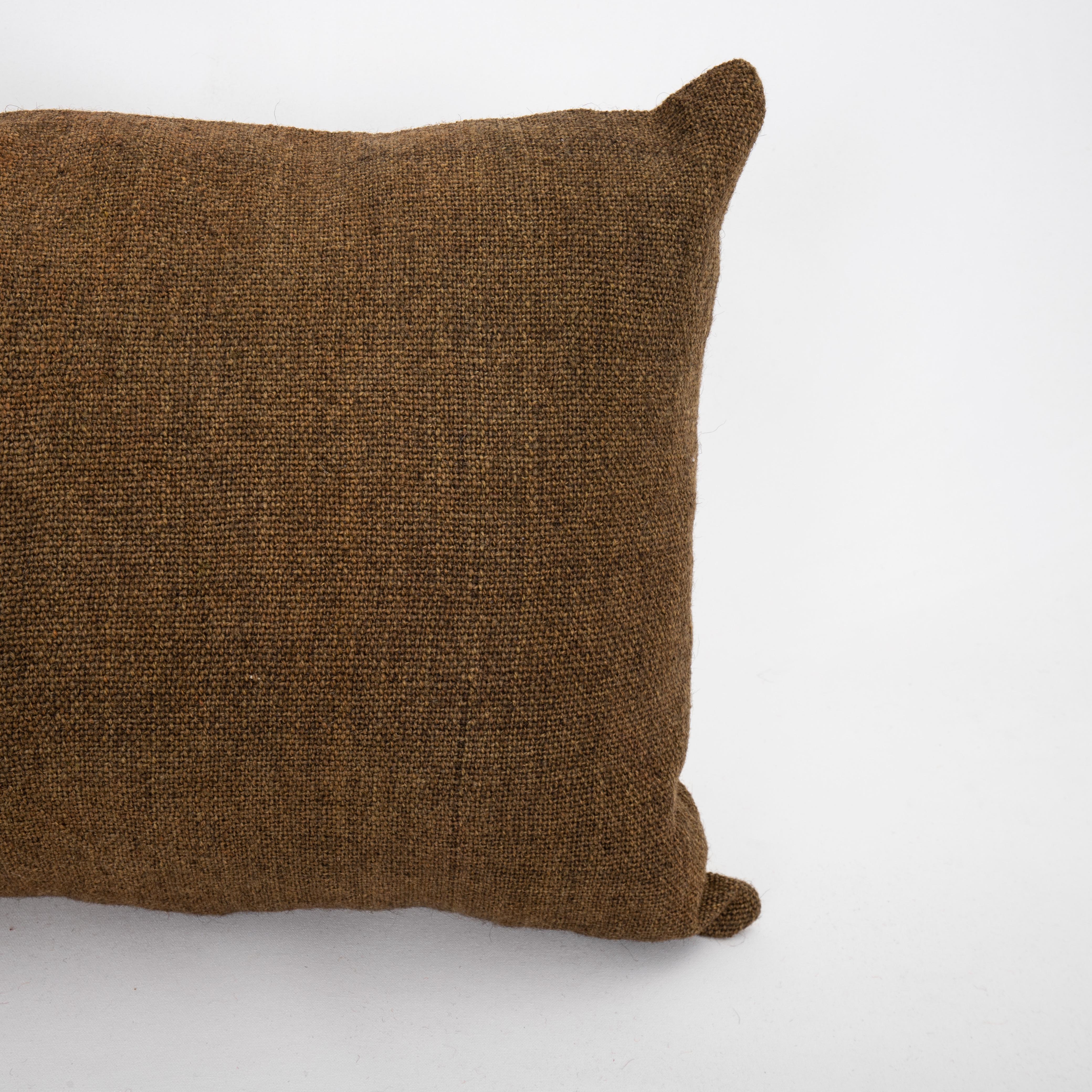 Turc Taie d'oreiller fabriquée à partir d'une couverture en perde de l'Anatolie orientale, milieu du 20e s. en vente