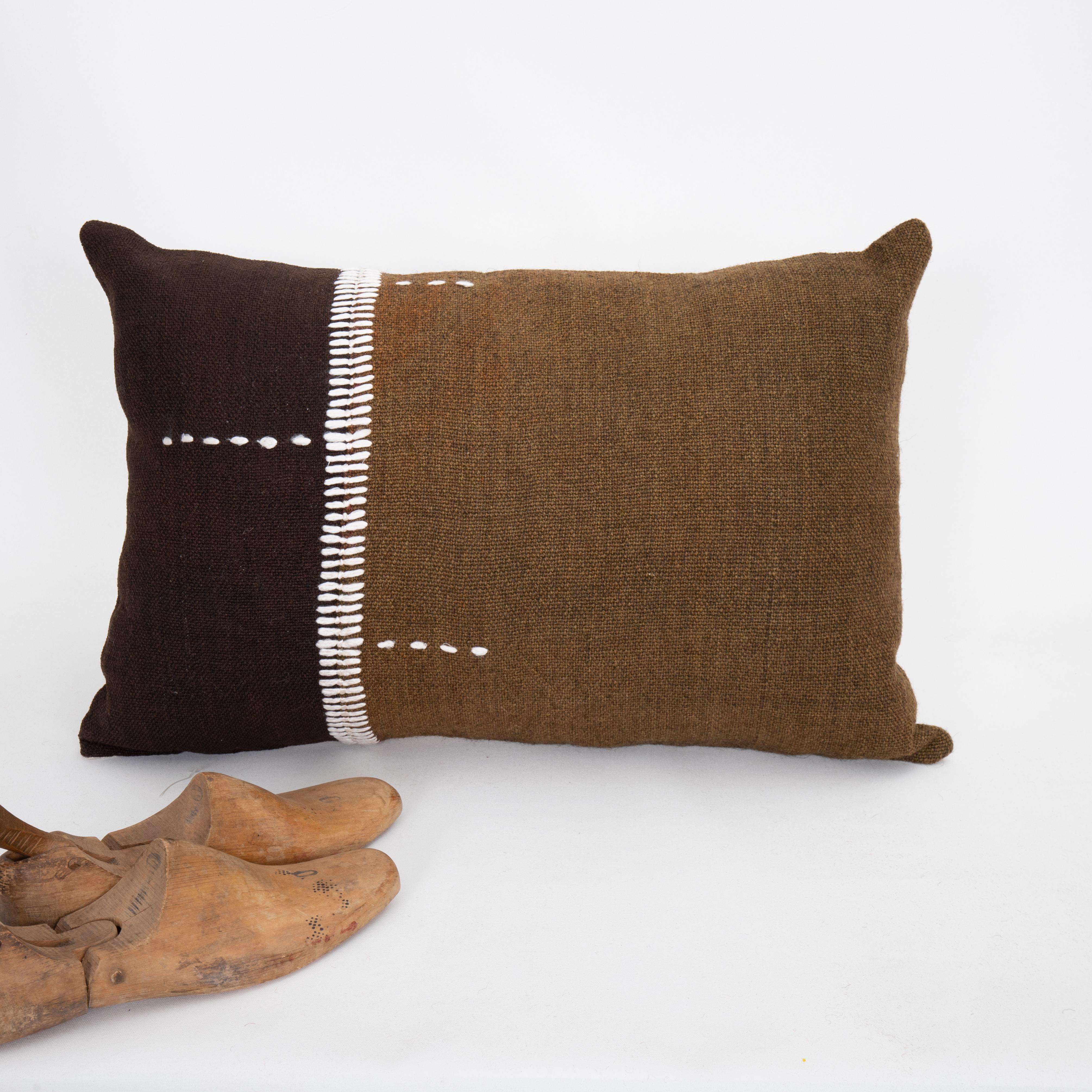 Tissé à la main Taie d'oreiller fabriquée à partir d'une couverture en perde de l'Anatolie orientale, milieu du 20e s. en vente