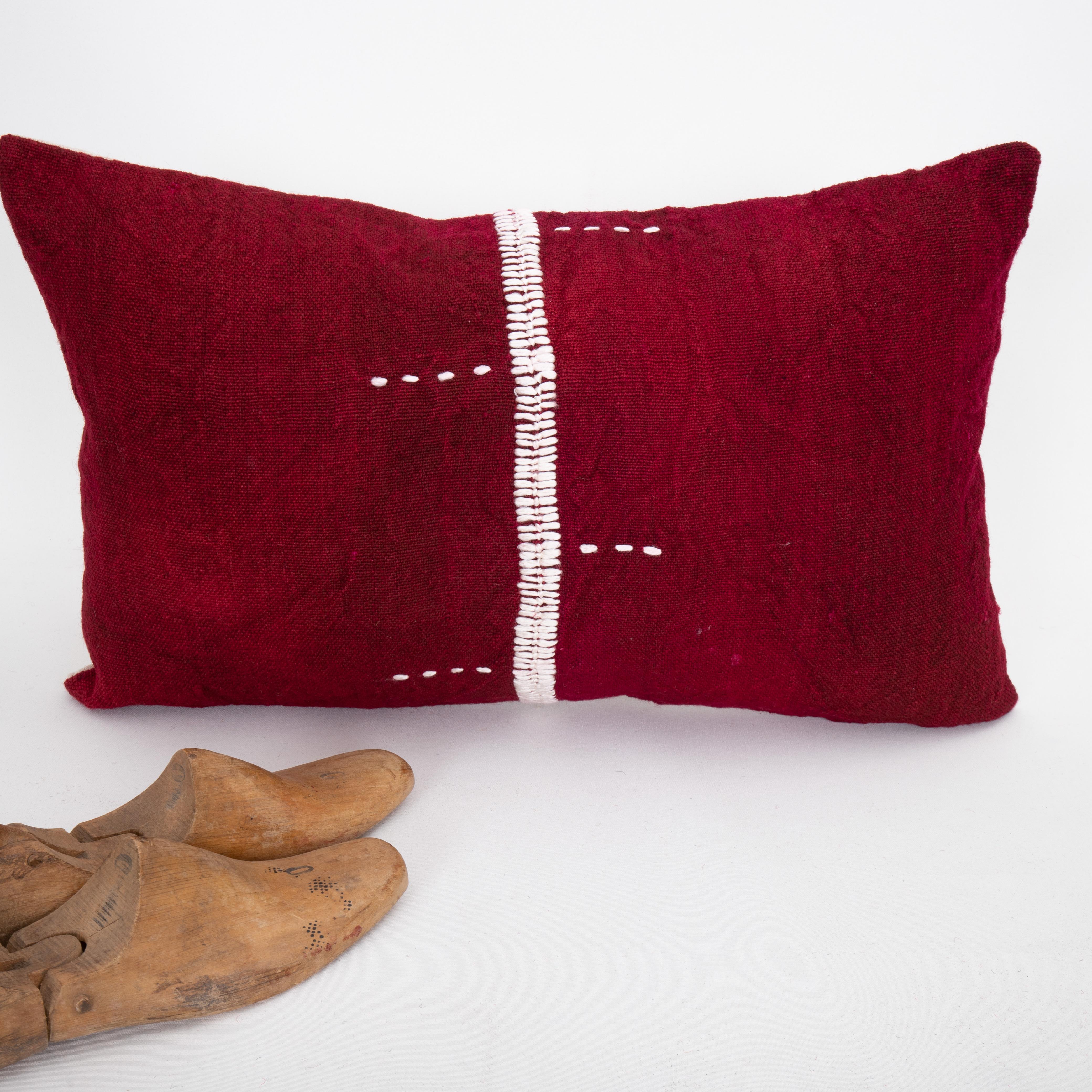 Tissé à la main Taie d'oreiller fabriquée à partir d'une couverture en perde de l'Anatolie orientale, milieu du 20e s. en vente