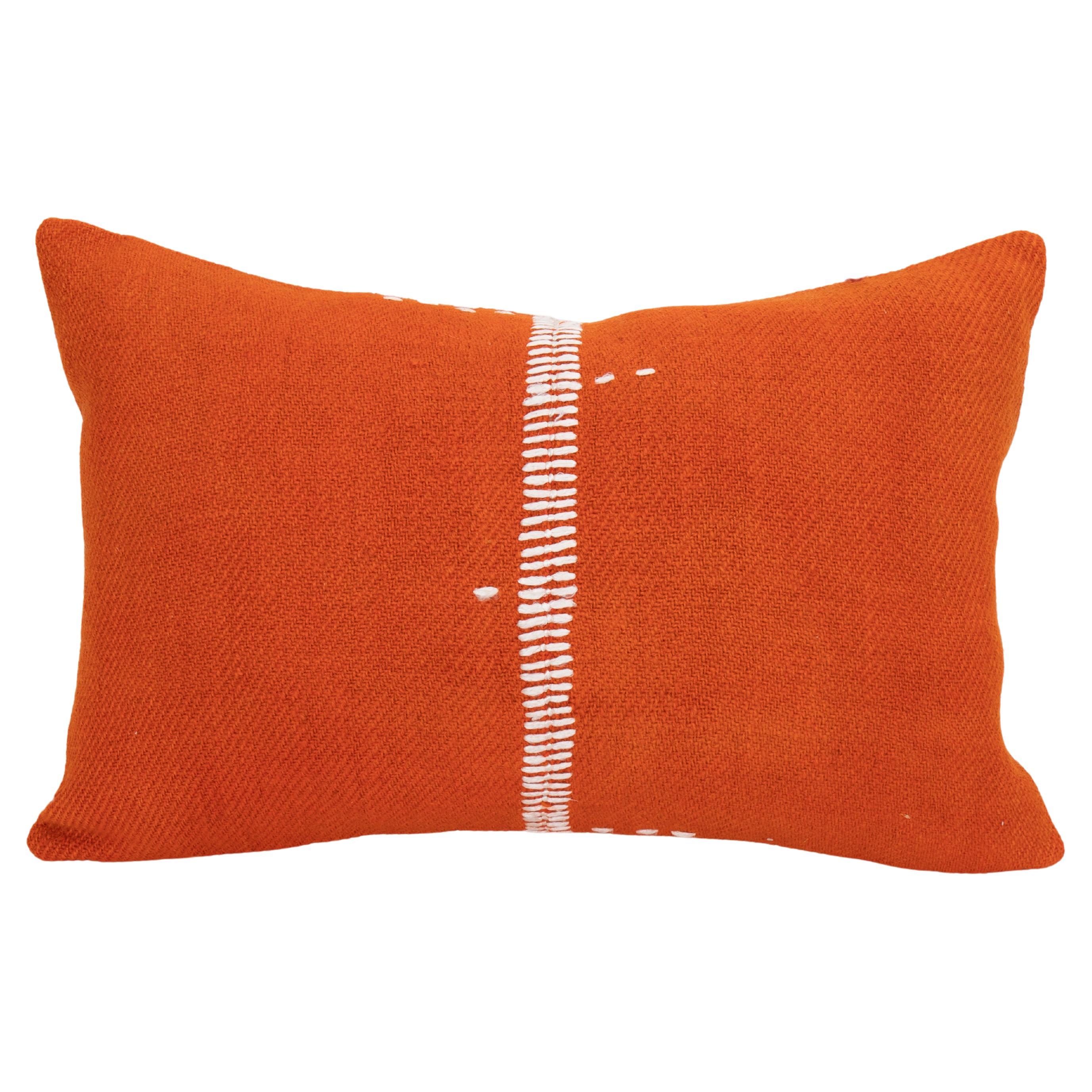 Funda de almohada fabricada a partir de una "funda" de perde de Anatolia oriental, mediados del siglo XX
