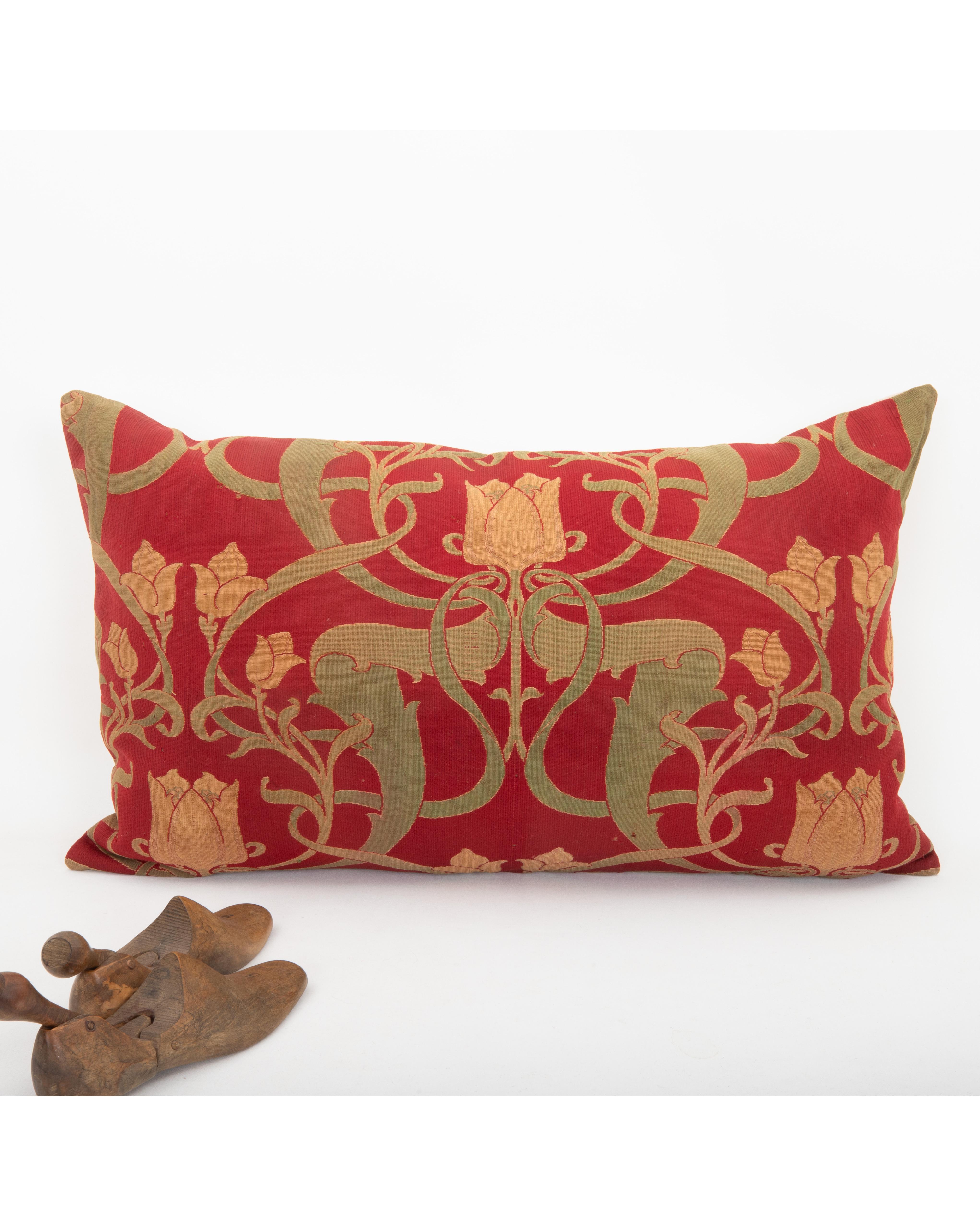 Britannico Pillowcase Made from an English Arts and Crafts Fabric, early 20th c. in vendita