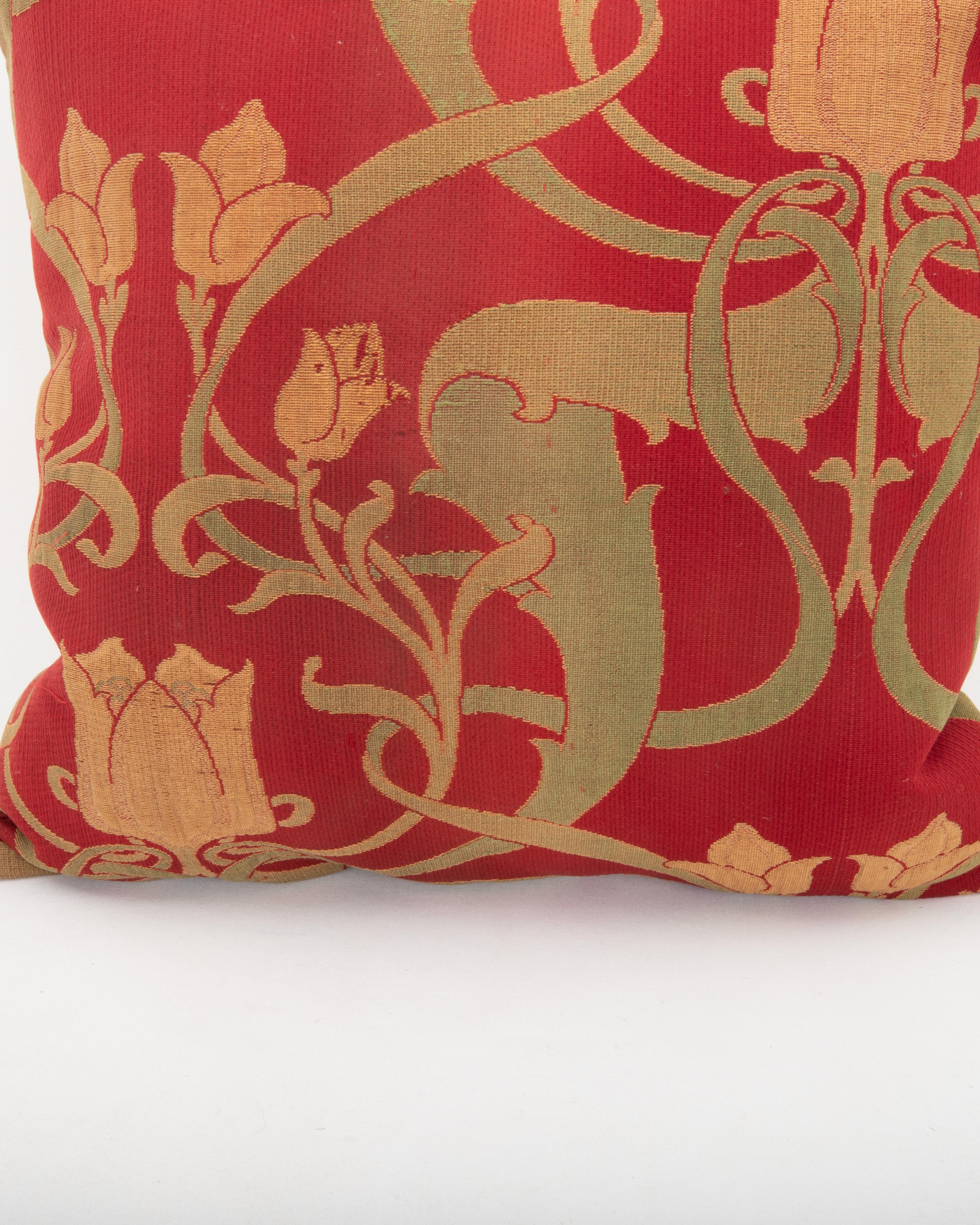 Pillowcase Made from an English Arts and Crafts Fabric, early 20th C. In condizioni discrete in vendita a Istanbul, TR